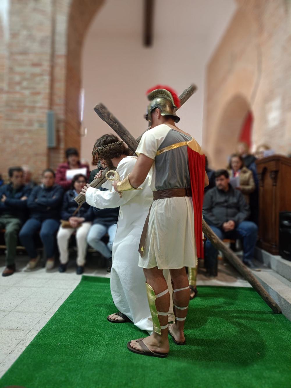 Dedicación, talento y fervor en el vía crucis viviente de Paradinas de San Juan