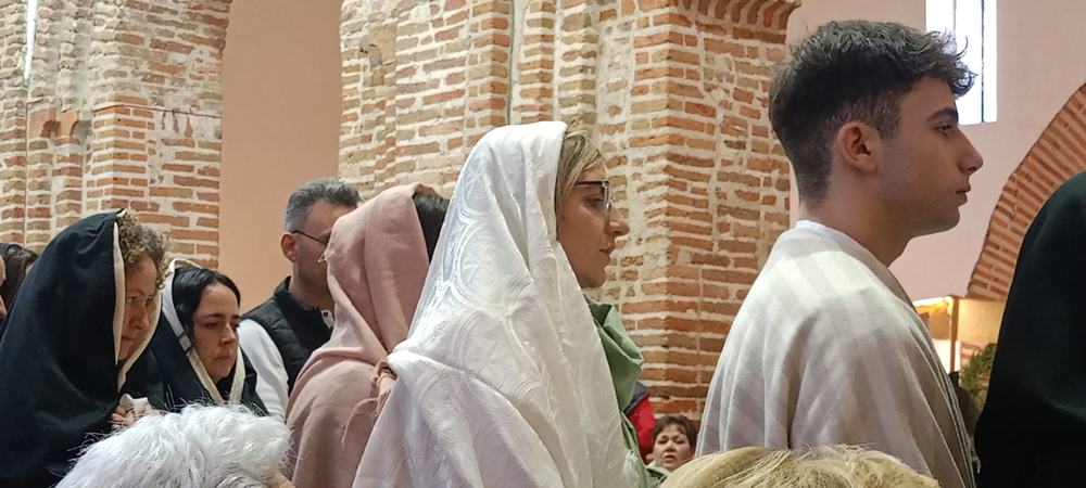 Dedicación, talento y fervor en el vía crucis viviente de Paradinas de San Juan
