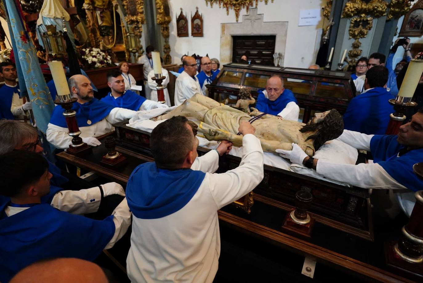 La lluvia obliga a suspender las cuatro procesiones del Viernes Santo y desata las lágrimas de los congregantes