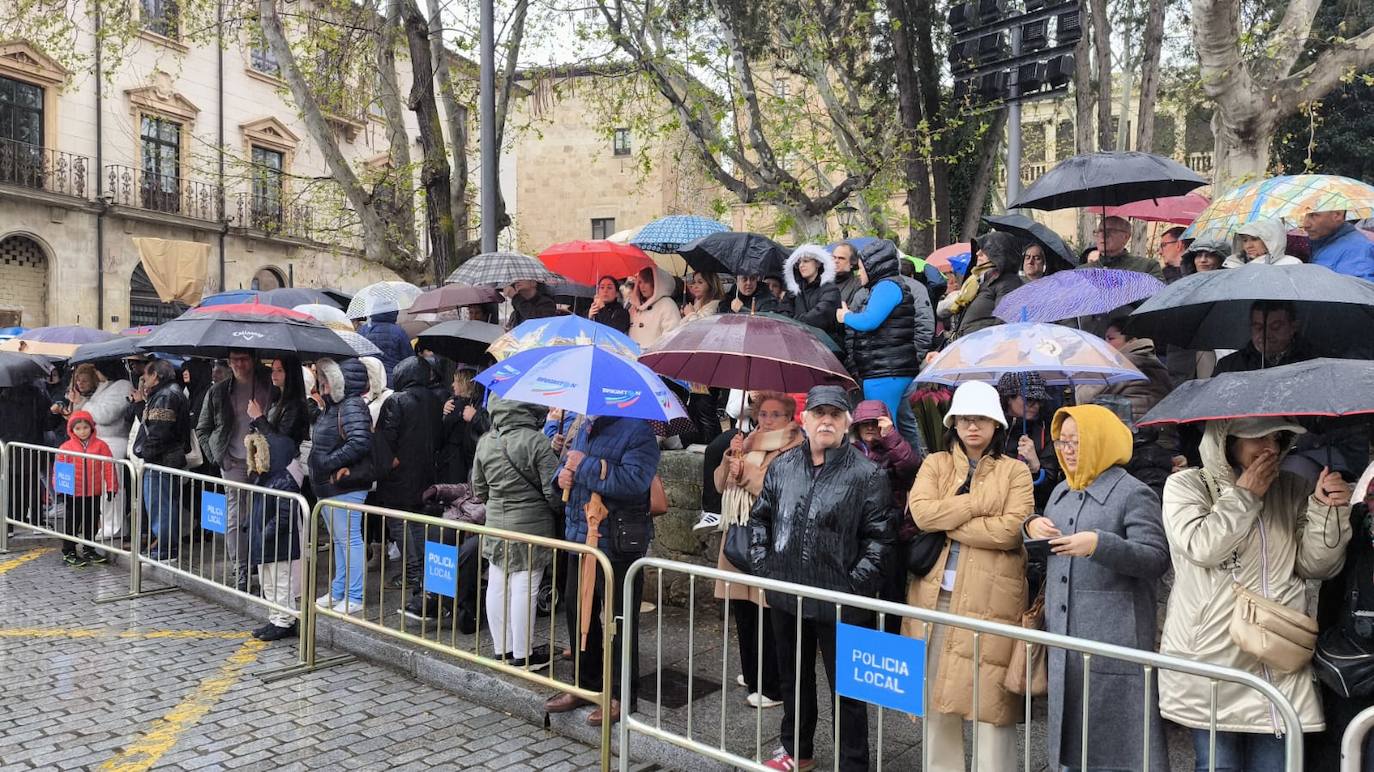 La lluvia obliga a suspender las cuatro procesiones del Viernes Santo y desata las lágrimas de los congregantes