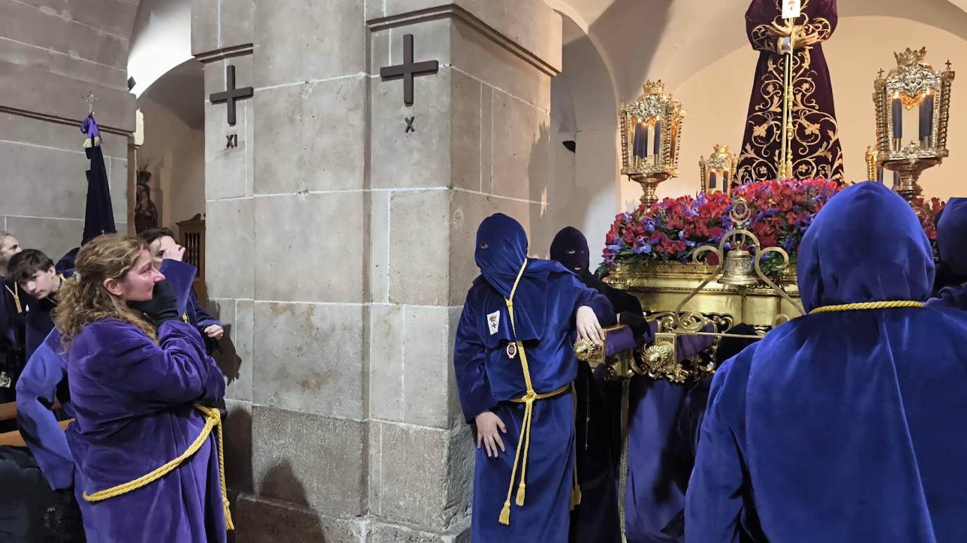 La lluvia obliga a suspender las cuatro procesiones del Viernes Santo y desata las lágrimas de los congregantes