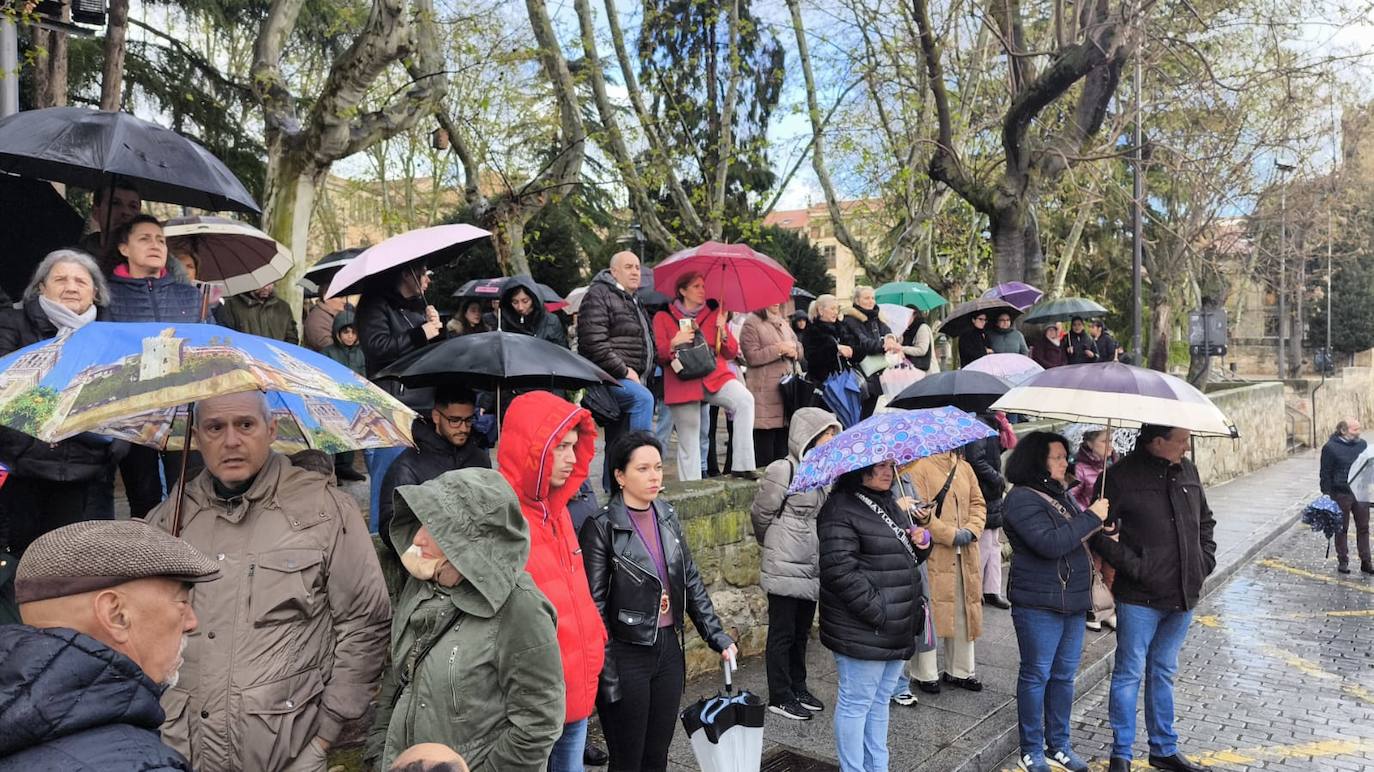 La lluvia obliga a suspender las cuatro procesiones del Viernes Santo y desata las lágrimas de los congregantes