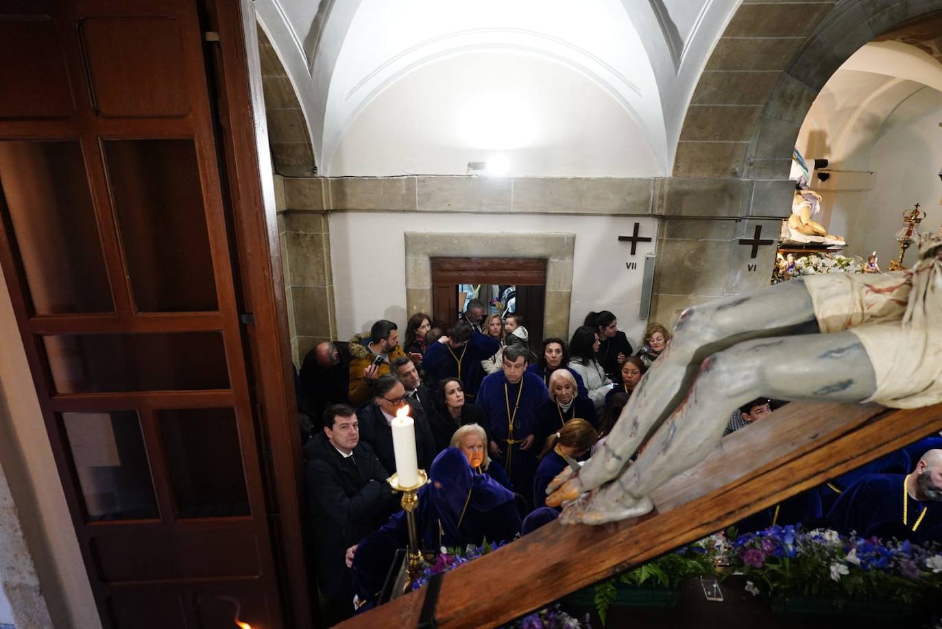 La lluvia obliga a suspender las cuatro procesiones del Viernes Santo y desata las lágrimas de los congregantes