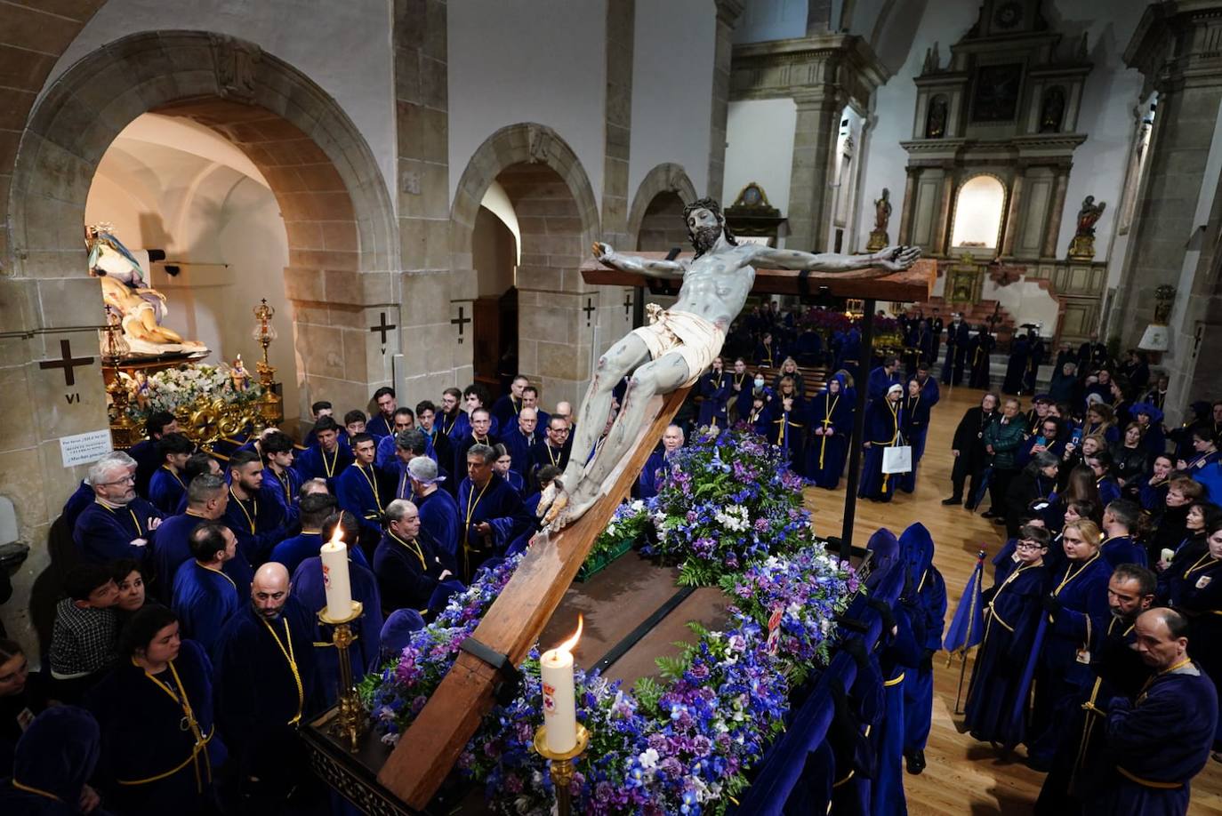 La lluvia obliga a suspender las cuatro procesiones del Viernes Santo y desata las lágrimas de los congregantes