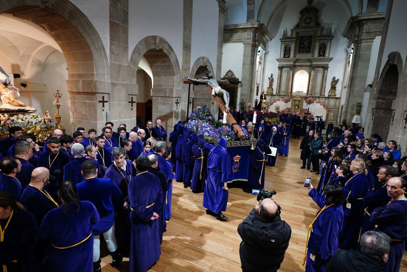 La lluvia obliga a suspender las cuatro procesiones del Viernes Santo y desata las lágrimas de los congregantes