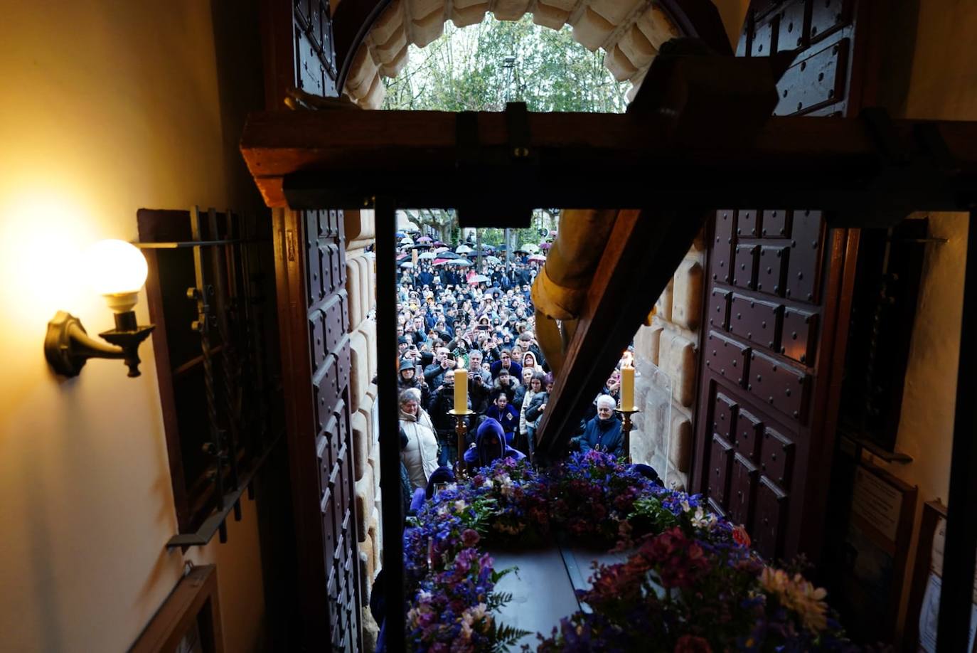 La lluvia obliga a suspender las cuatro procesiones del Viernes Santo y desata las lágrimas de los congregantes