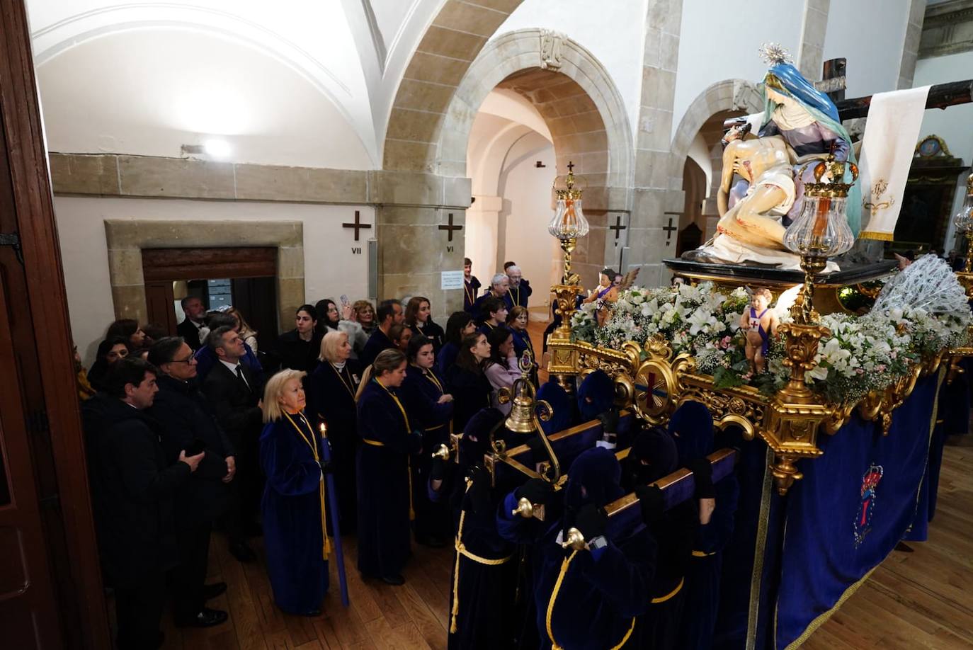 La lluvia obliga a suspender las cuatro procesiones del Viernes Santo y desata las lágrimas de los congregantes