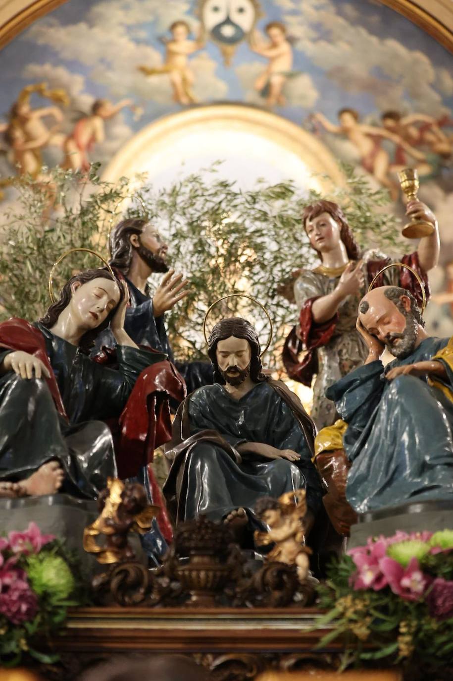 La lluvia obliga a suspender las cuatro procesiones del Viernes Santo y desata las lágrimas de los congregantes