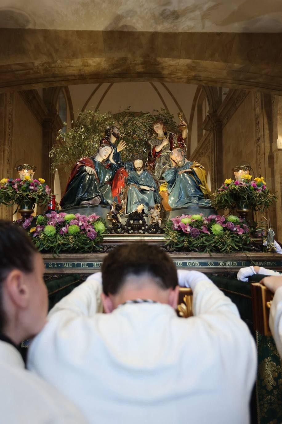 La lluvia obliga a suspender las cuatro procesiones del Viernes Santo y desata las lágrimas de los congregantes
