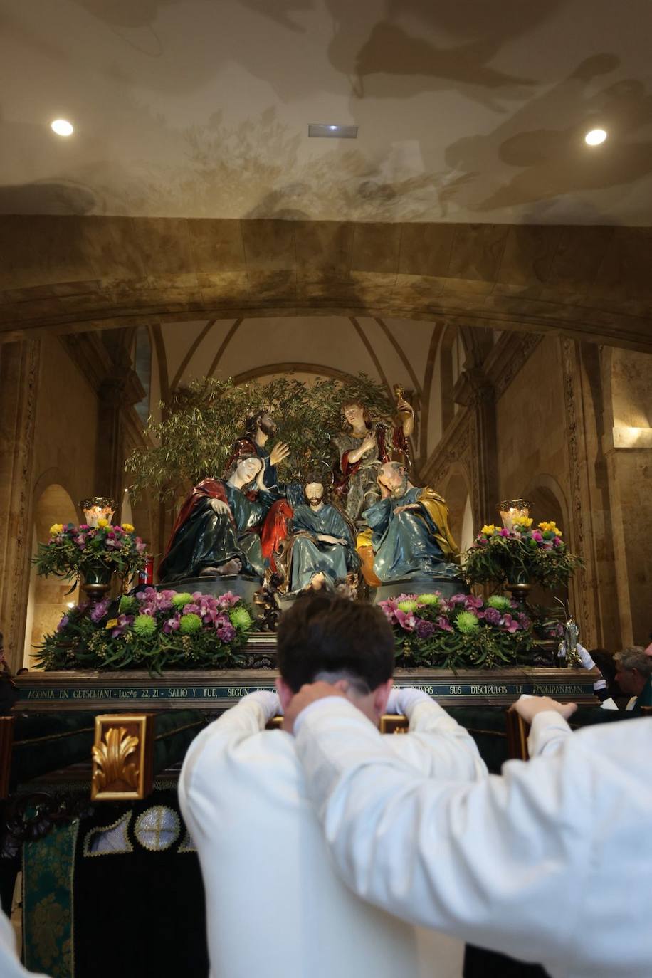La lluvia obliga a suspender las cuatro procesiones del Viernes Santo y desata las lágrimas de los congregantes
