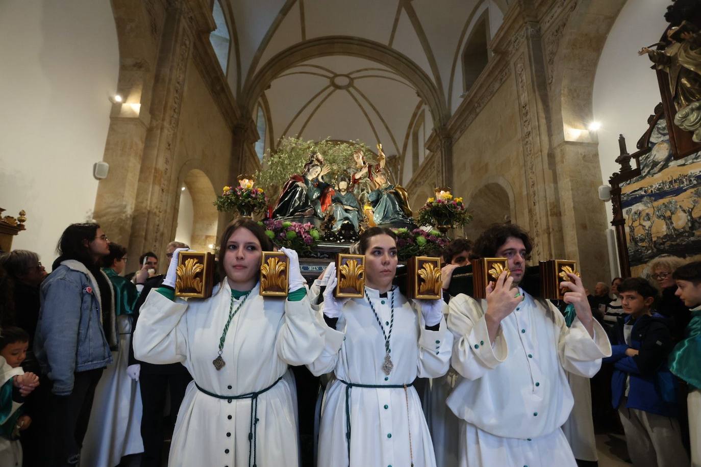 La lluvia obliga a suspender las cuatro procesiones del Viernes Santo y desata las lágrimas de los congregantes
