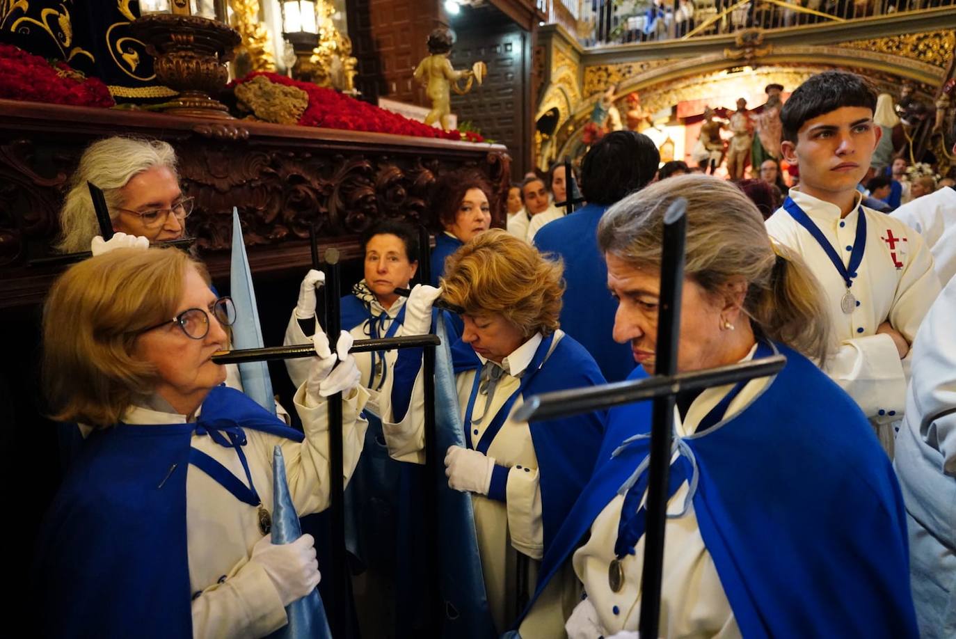 La lluvia obliga a suspender las cuatro procesiones del Viernes Santo y desata las lágrimas de los congregantes