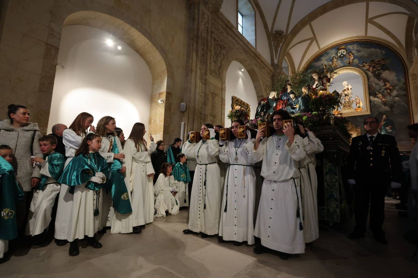 Imagen secundaria 2 - Lágrimas en el Carmen de Abajo: así ha vivido la Cofradía de la Oración en el Huerto el no salir a la calle este Viernes Santo