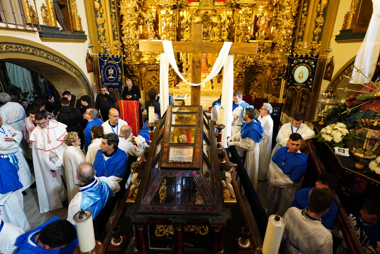 Imagen principal - Así se han vivido el Descendimiento y la suspensión de la procesión del Santo Entierro por la lluvia en la Capilla de la Vera Cruz