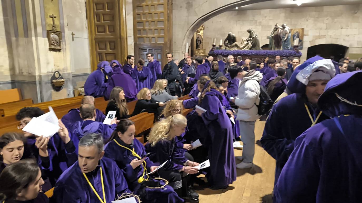 Emoción contenida en San Julián: así se ha vivido la suspensión de la segunda procesión de este Viernes Santo
