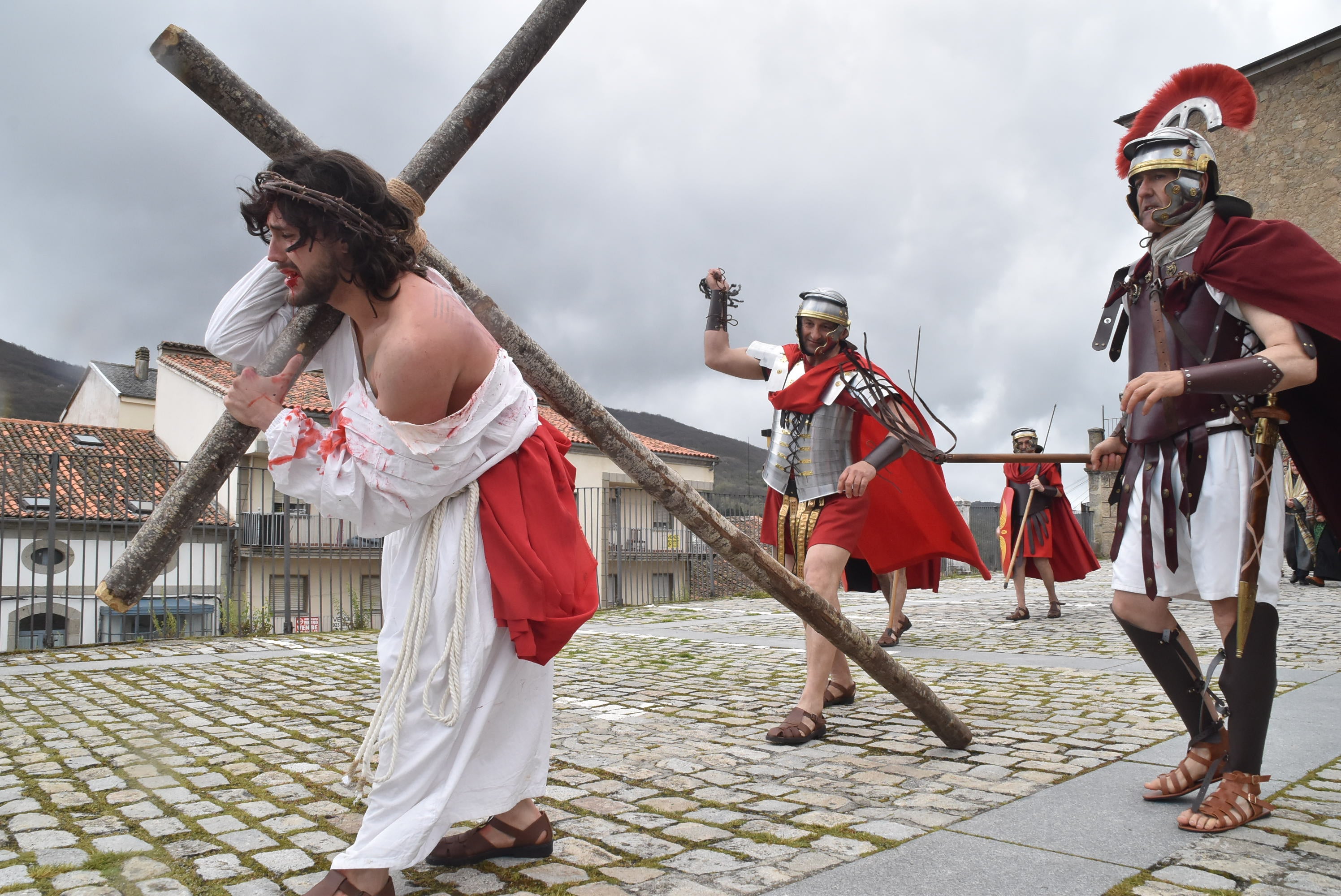 Béjar reta a la lluvia y escenifica la sentencia de Jesús en la Plaza Mayor