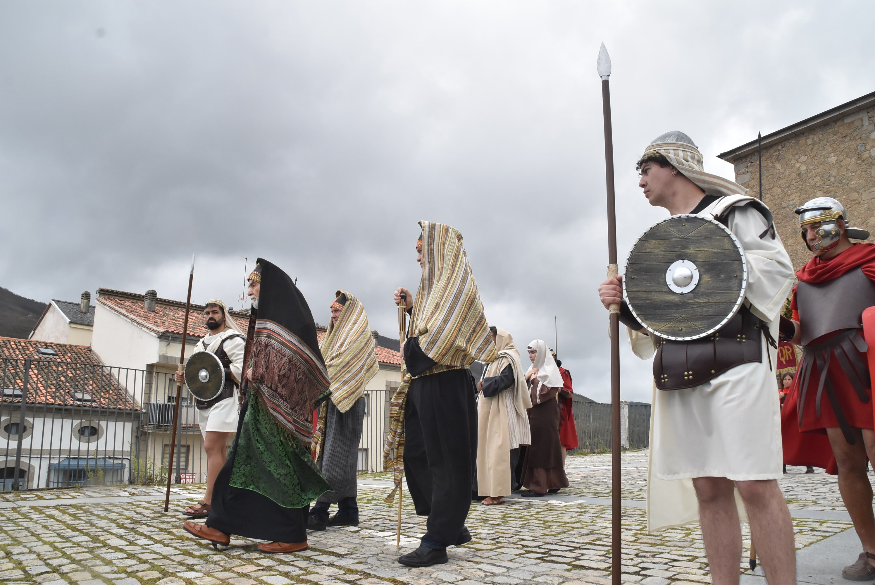 Béjar reta a la lluvia y escenifica la sentencia de Jesús en la Plaza Mayor