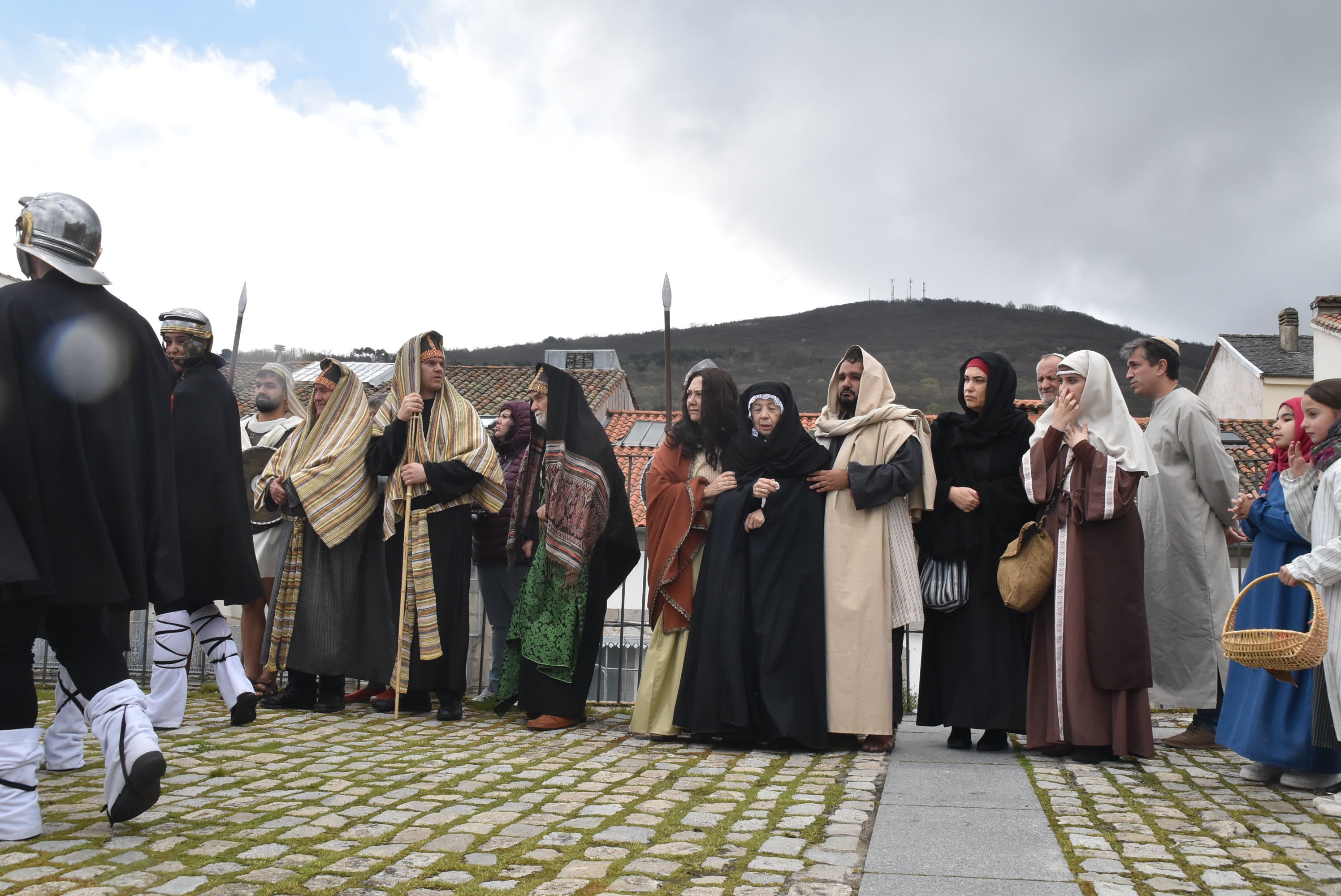 Béjar reta a la lluvia y escenifica la sentencia de Jesús en la Plaza Mayor