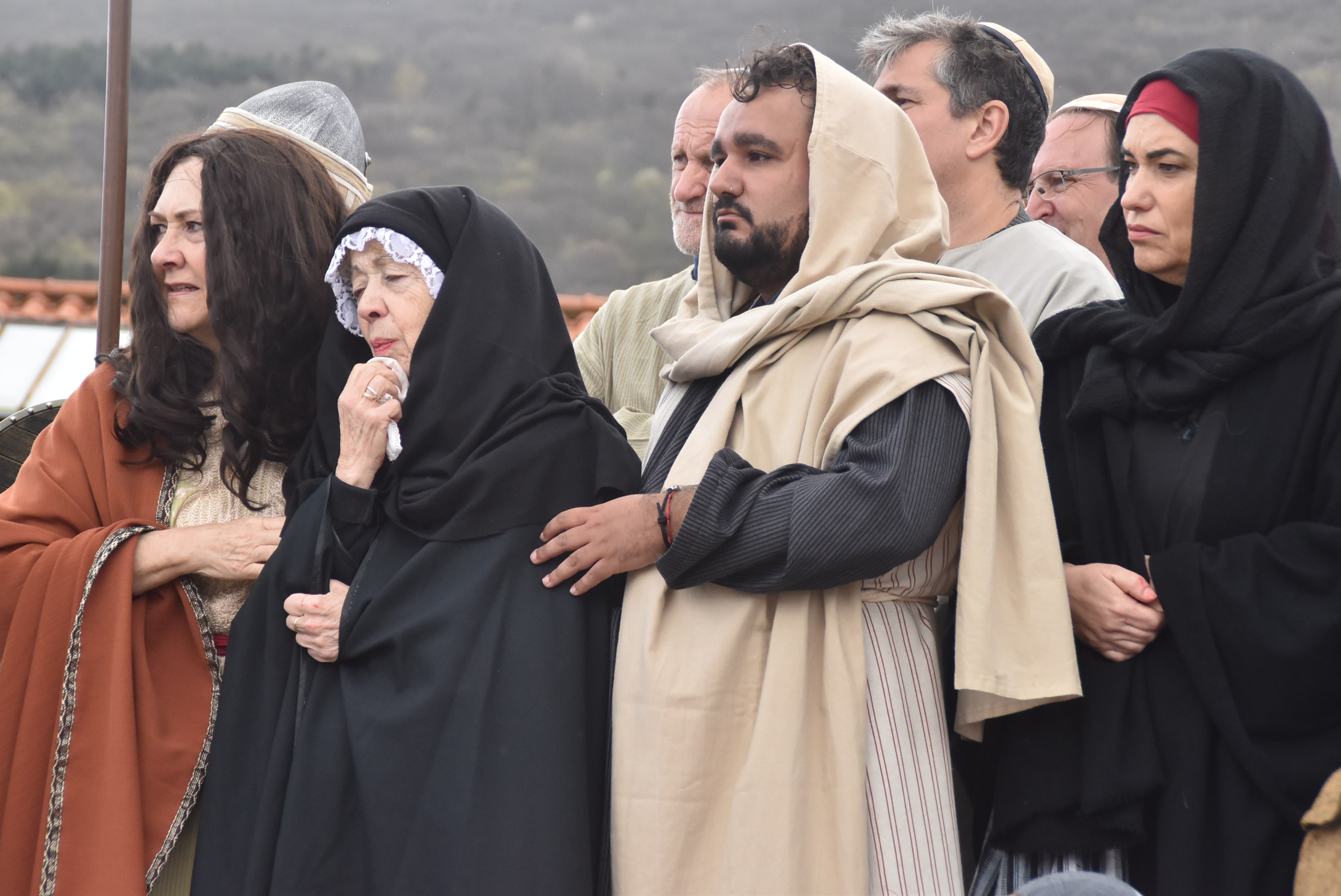 Béjar reta a la lluvia y escenifica la sentencia de Jesús en la Plaza Mayor