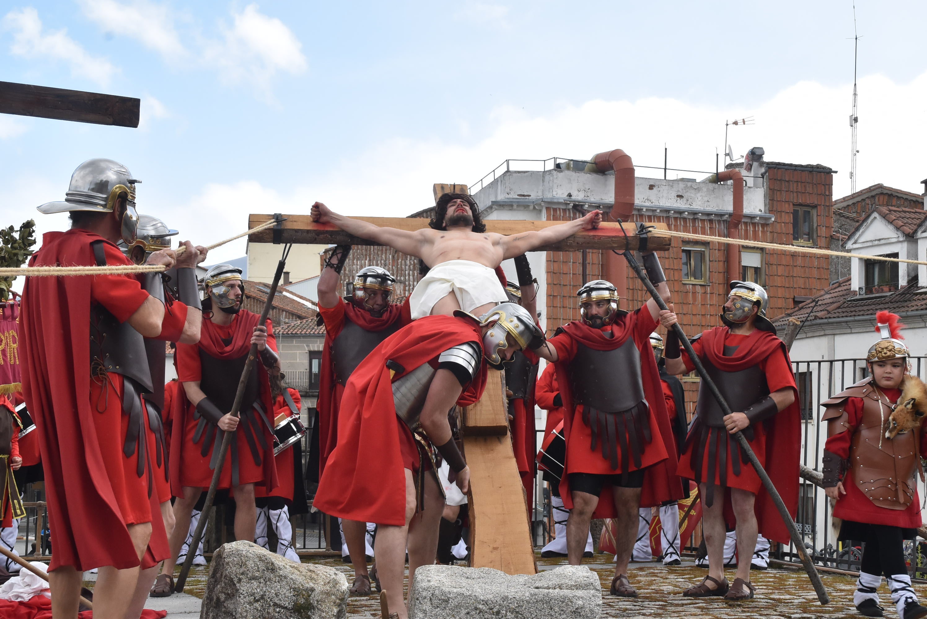Béjar reta a la lluvia y escenifica la sentencia de Jesús en la Plaza Mayor
