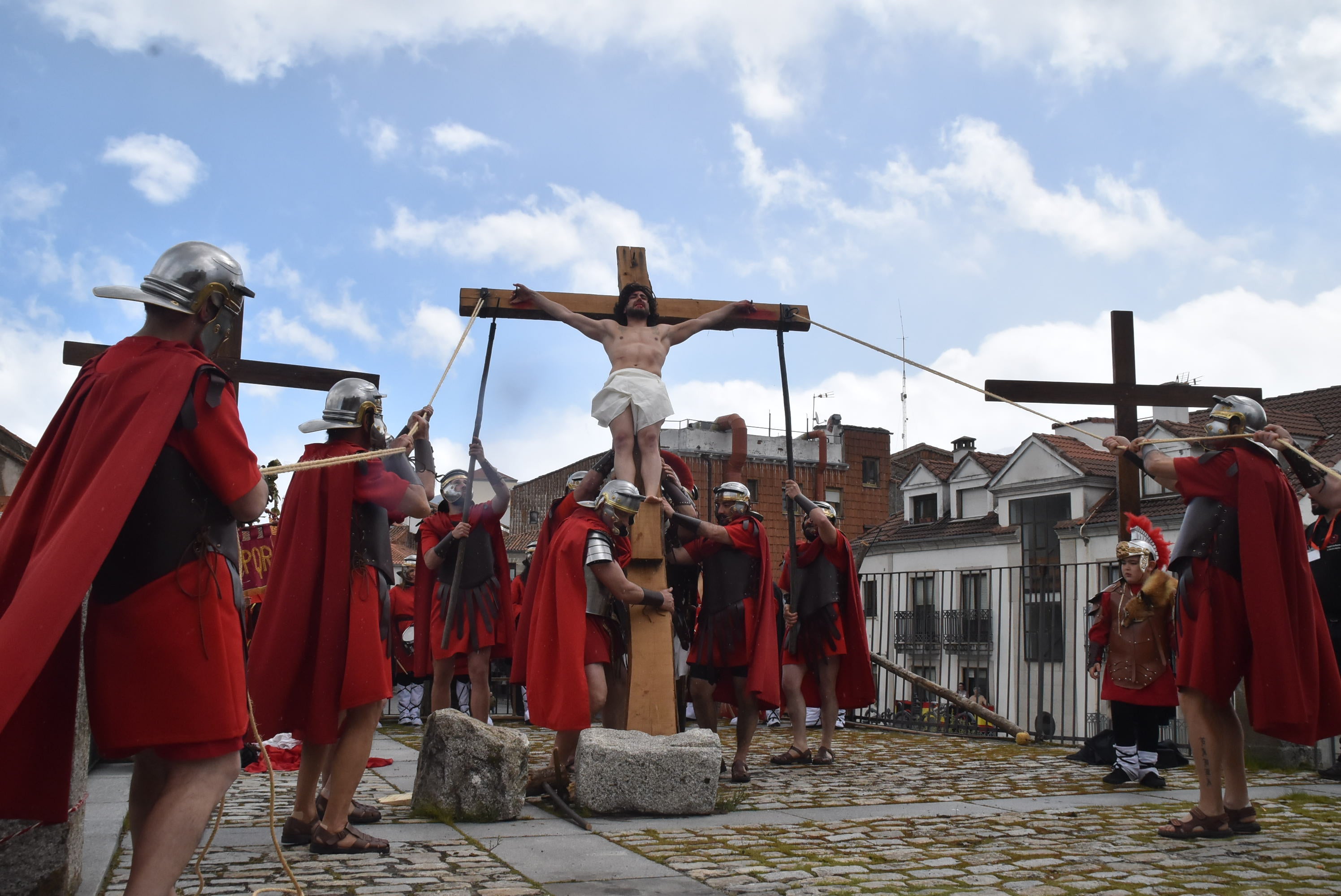 Béjar reta a la lluvia y escenifica la sentencia de Jesús en la Plaza Mayor
