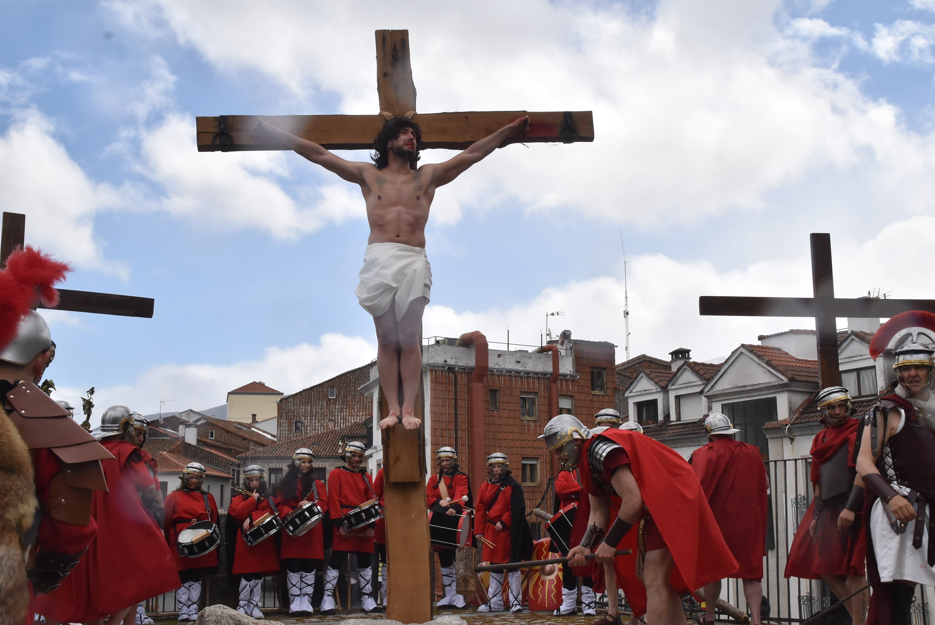 Béjar reta a la lluvia y escenifica la sentencia de Jesús en la Plaza Mayor