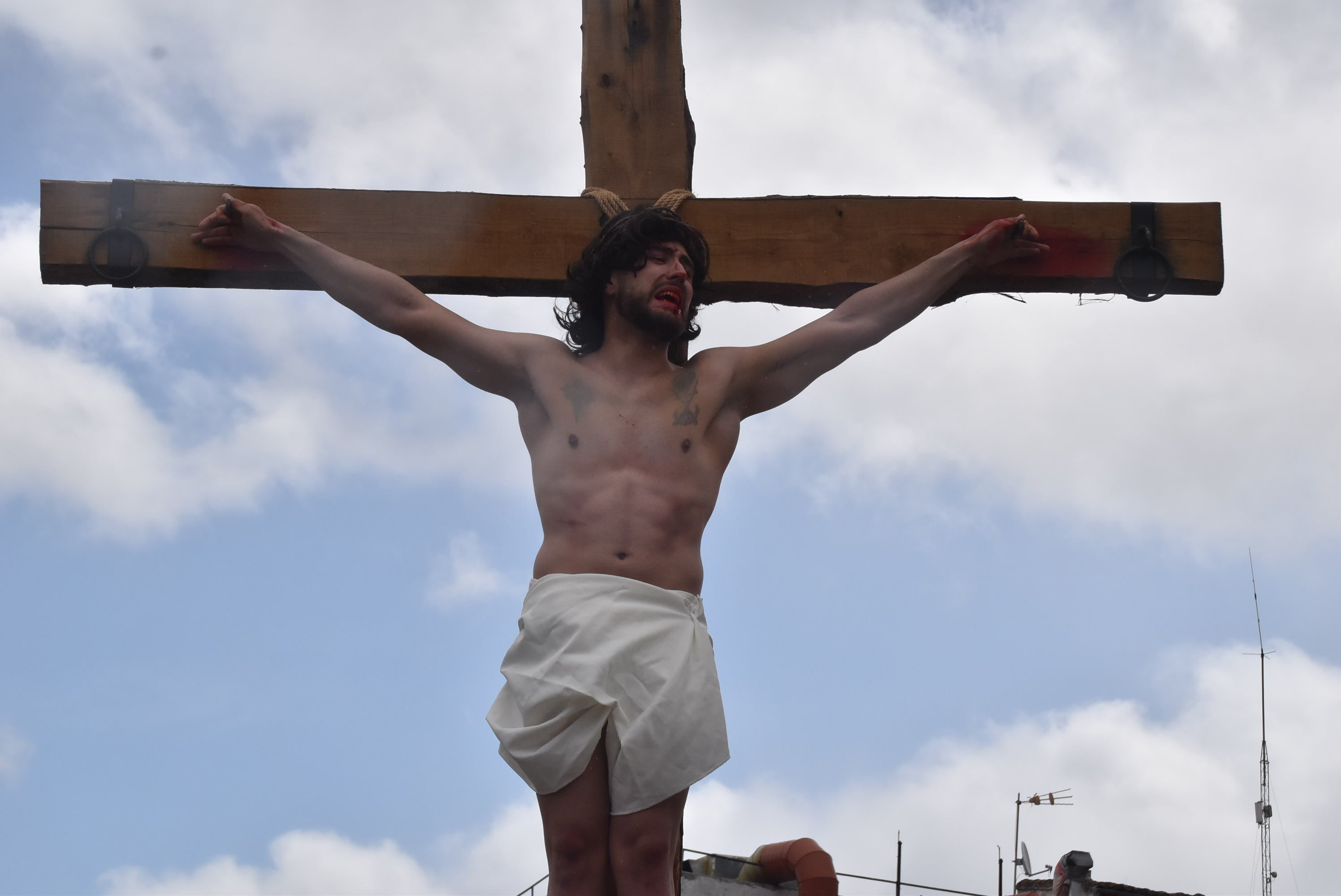Béjar reta a la lluvia y escenifica la sentencia de Jesús en la Plaza Mayor