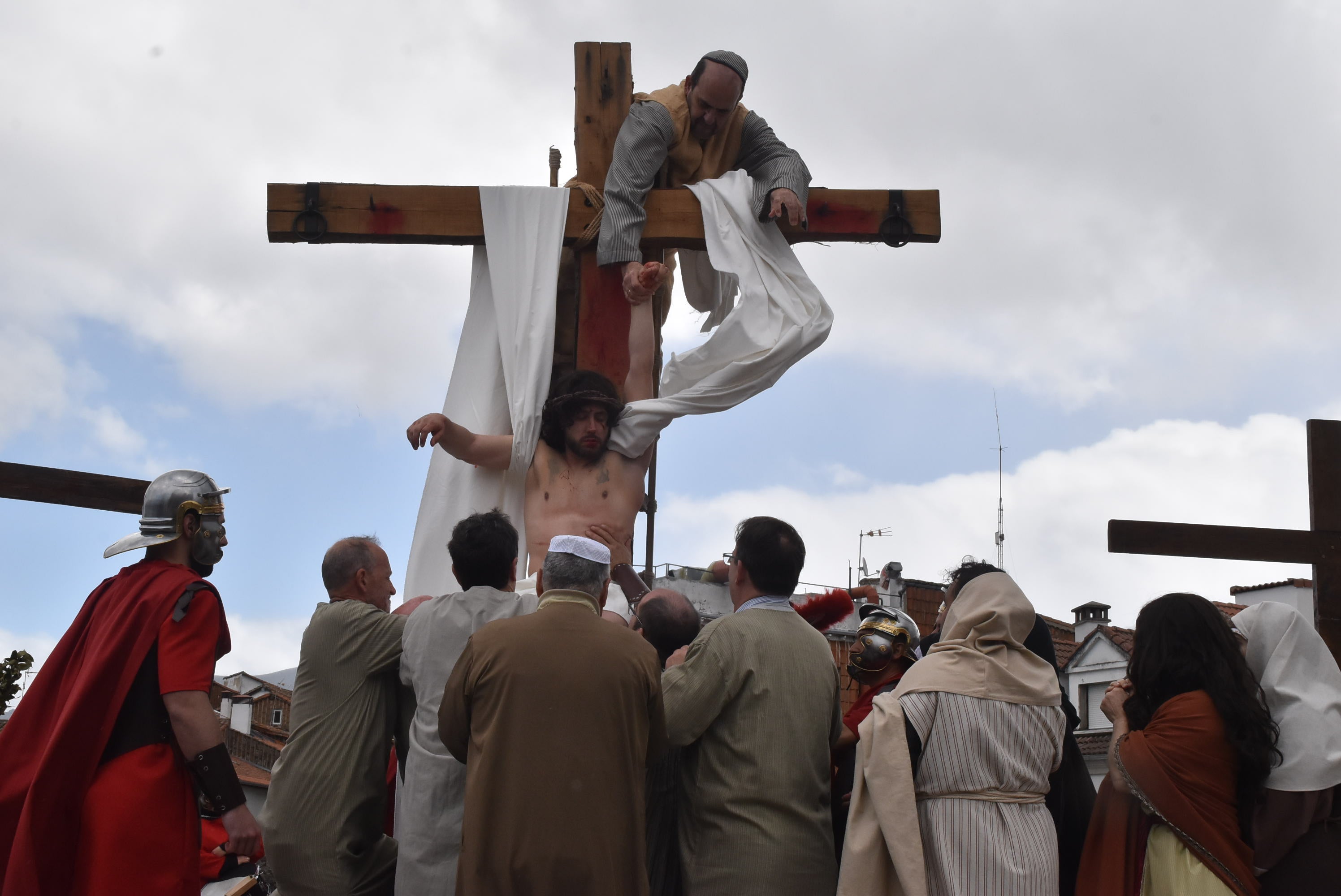 Béjar reta a la lluvia y escenifica la sentencia de Jesús en la Plaza Mayor