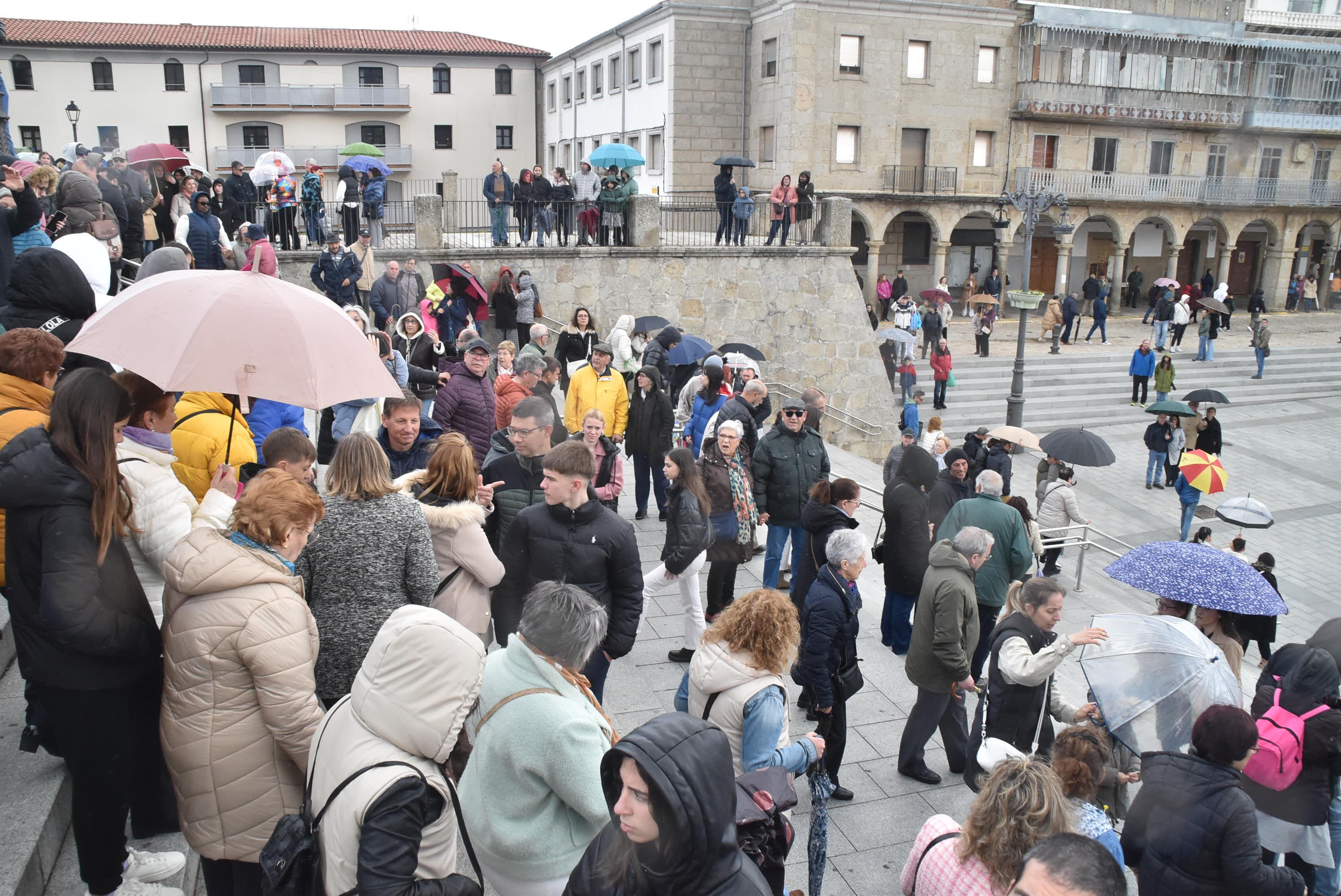 Béjar reta a la lluvia y escenifica la sentencia de Jesús en la Plaza Mayor