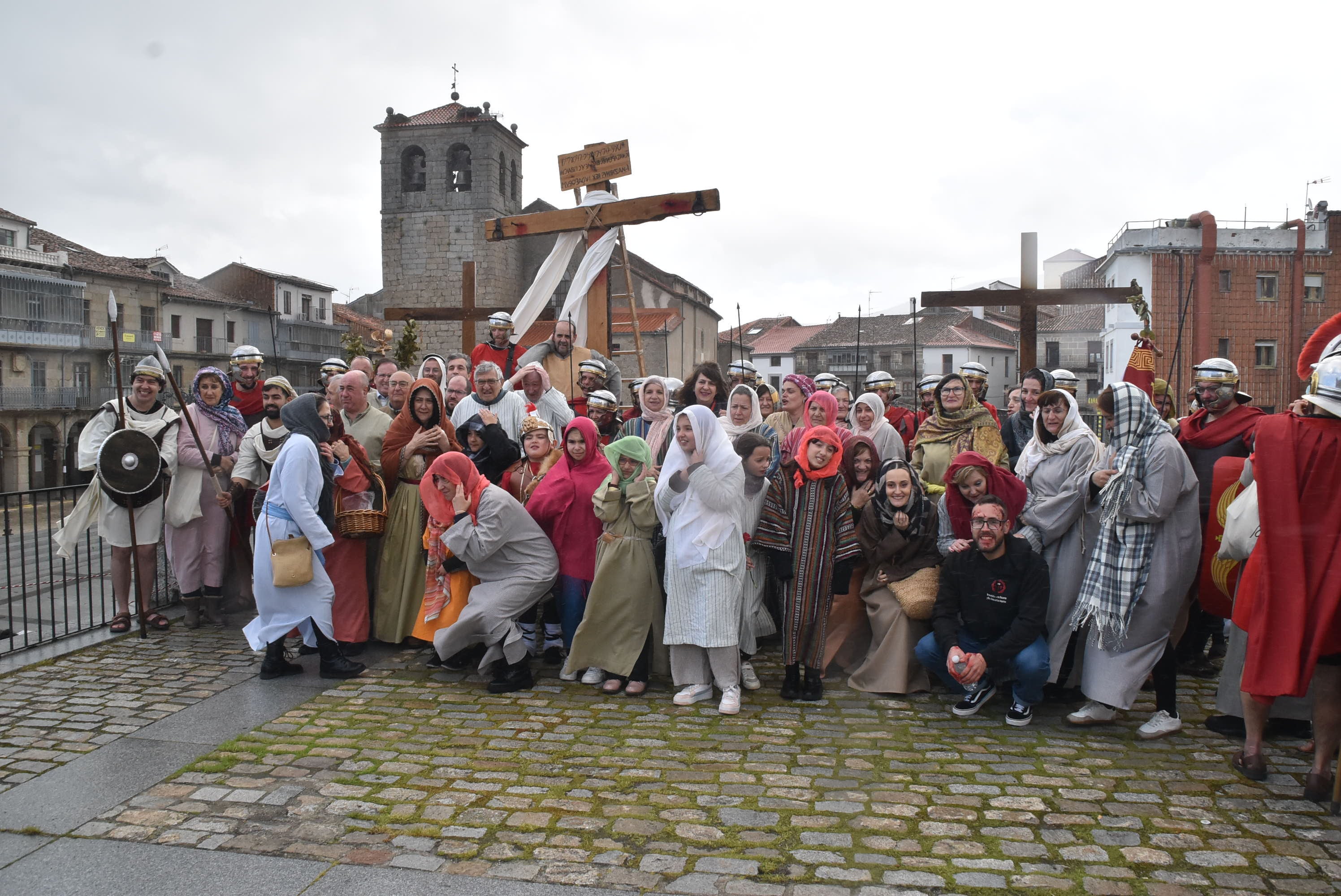 Béjar reta a la lluvia y escenifica la sentencia de Jesús en la Plaza Mayor