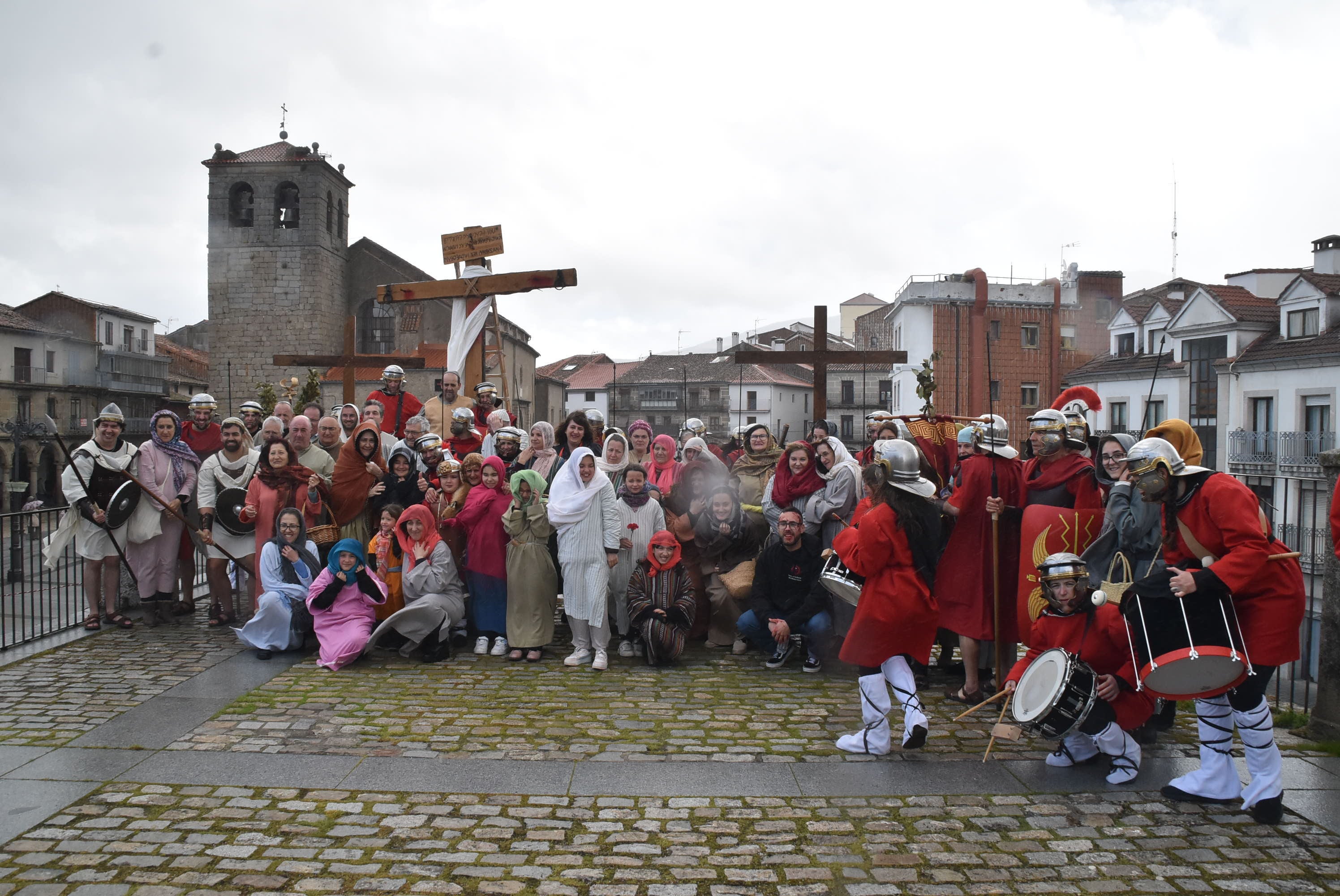 Béjar reta a la lluvia y escenifica la sentencia de Jesús en la Plaza Mayor