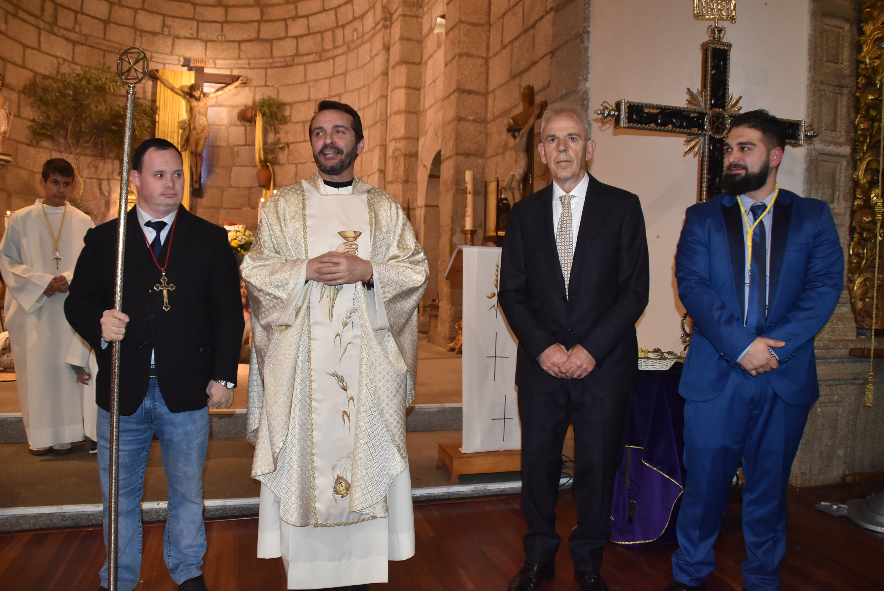 La Cofradía de la Vera Cruz nombra abad a Paco García y da la bienvenida a 14 nuevos cofrades