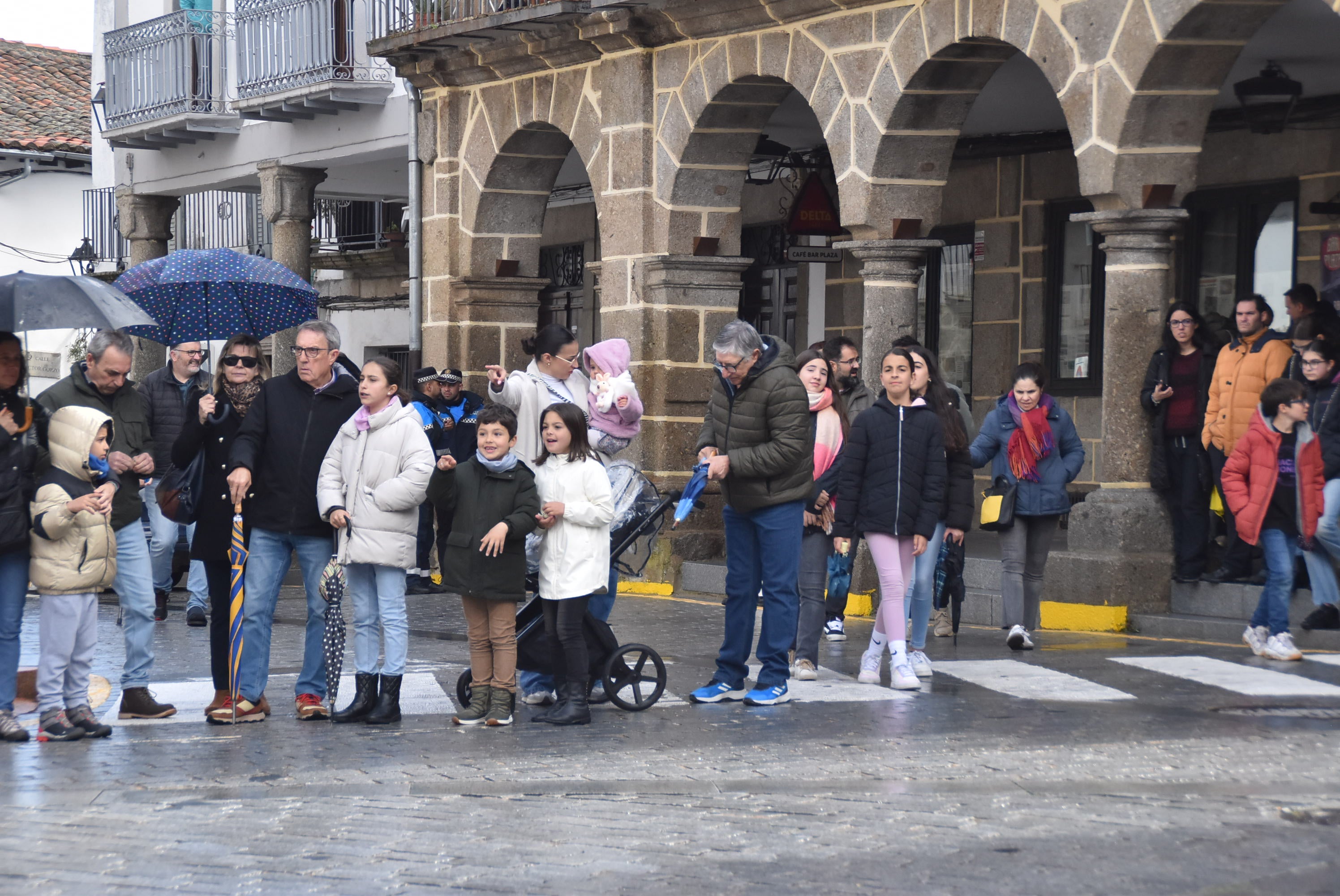 Béjar reta a la lluvia y escenifica la sentencia de Jesús en la Plaza Mayor
