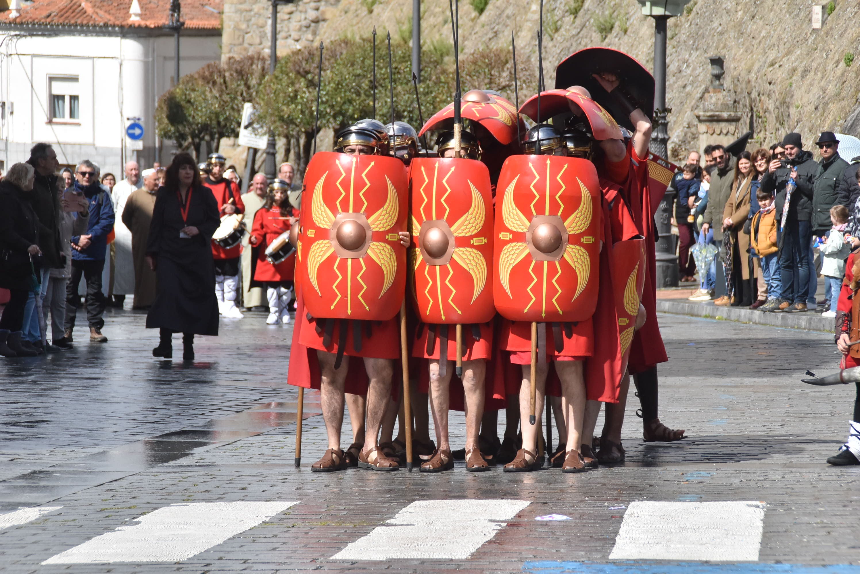 Béjar reta a la lluvia y escenifica la sentencia de Jesús en la Plaza Mayor