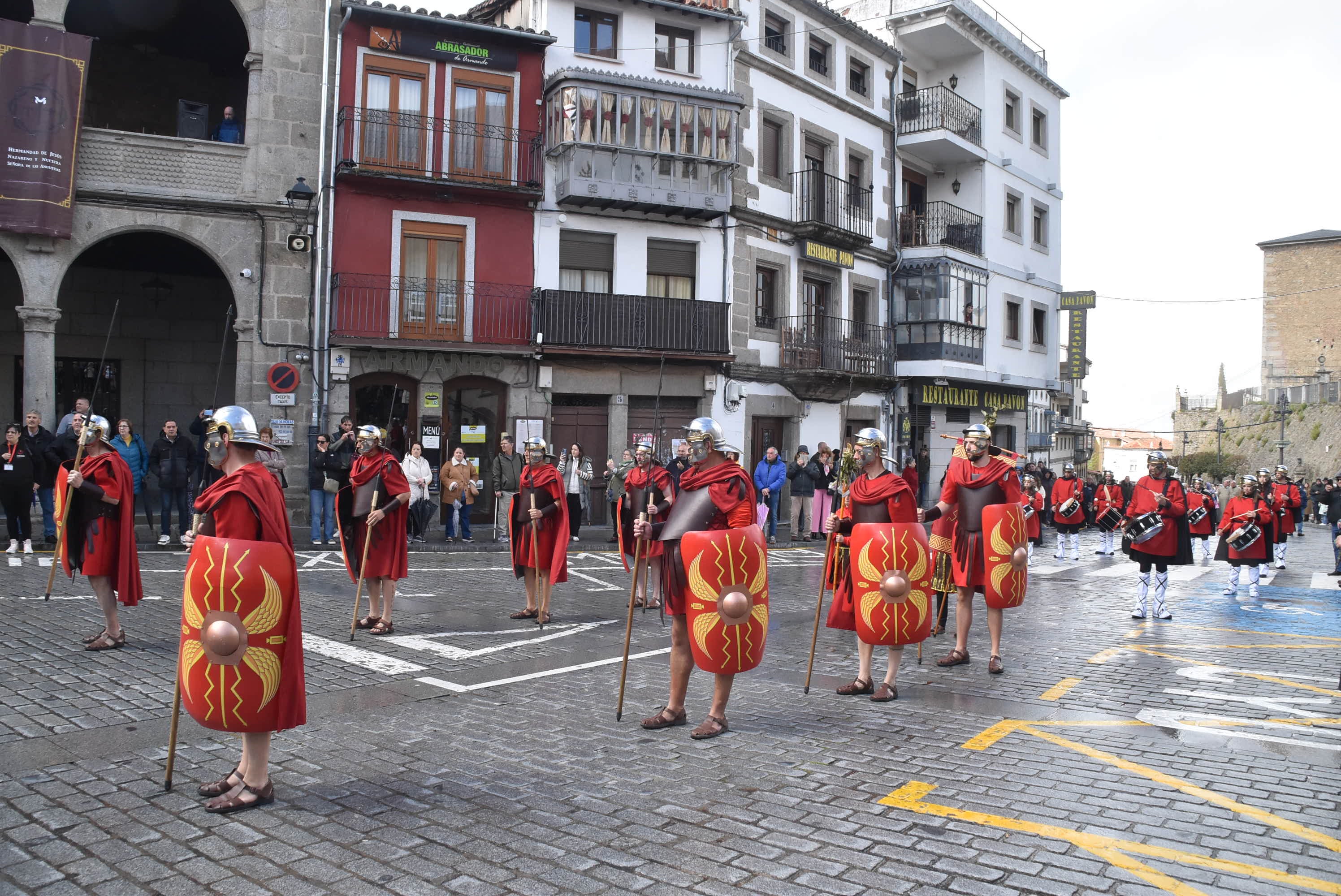 Béjar reta a la lluvia y escenifica la sentencia de Jesús en la Plaza Mayor