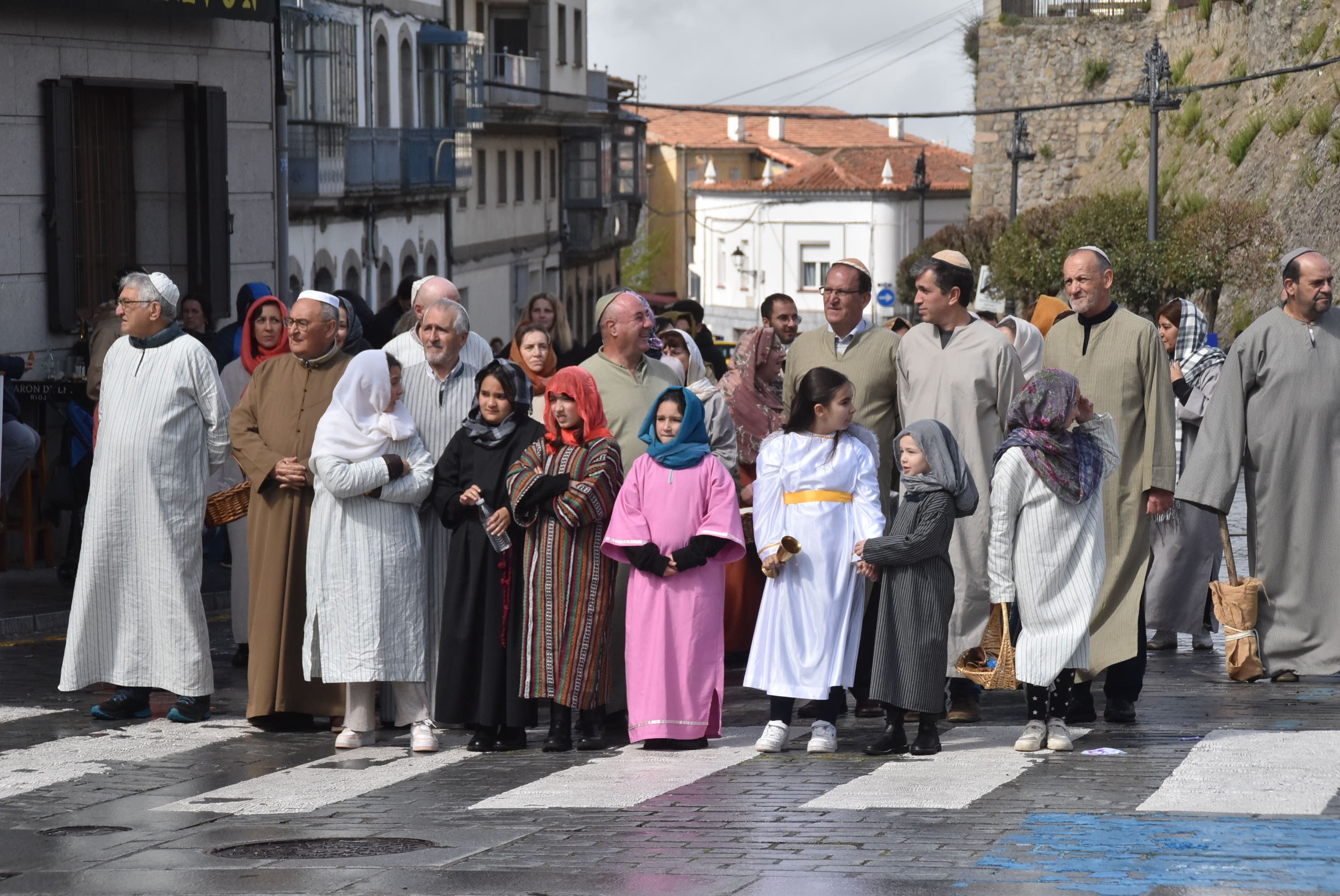 Béjar reta a la lluvia y escenifica la sentencia de Jesús en la Plaza Mayor