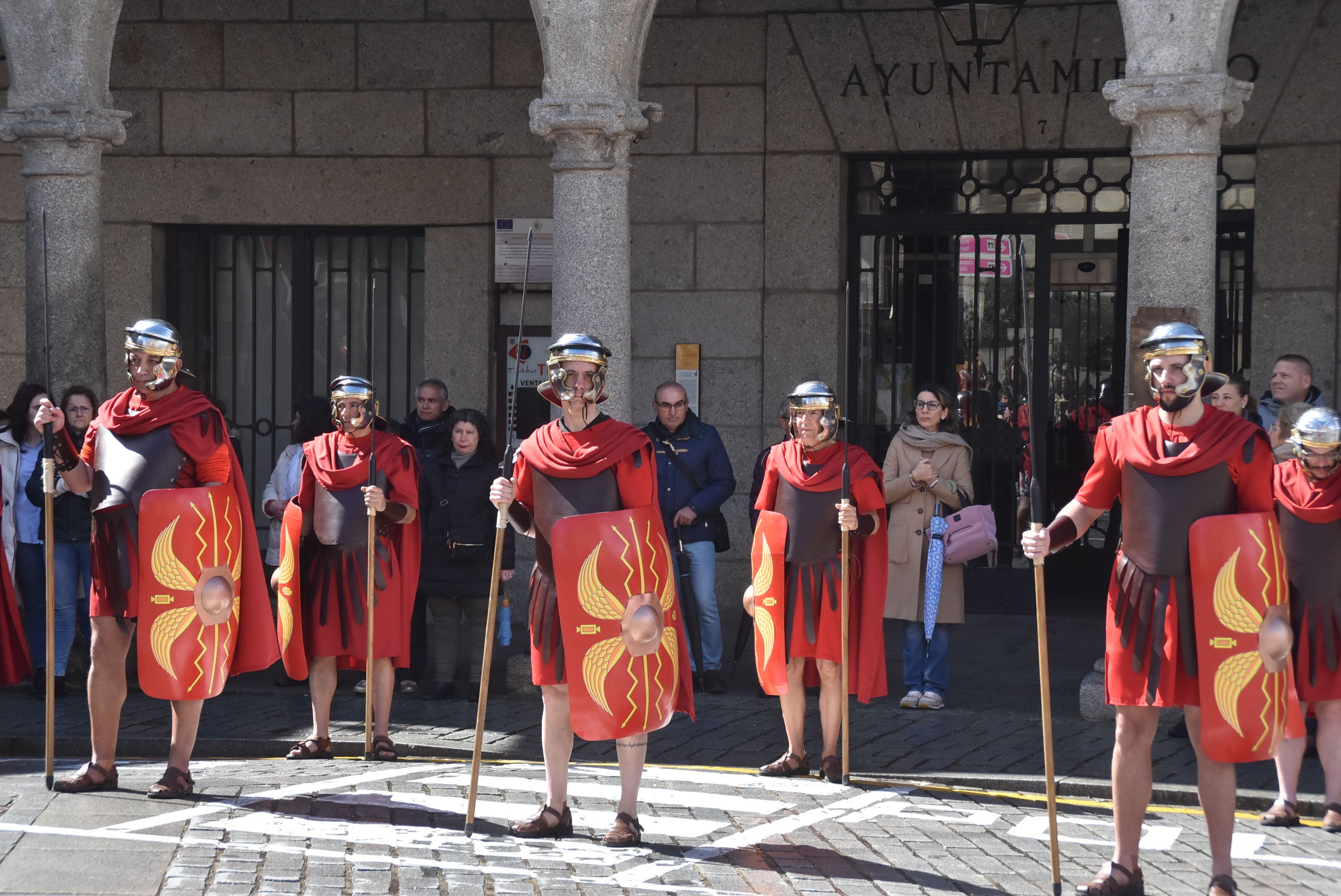 Béjar reta a la lluvia y escenifica la sentencia de Jesús en la Plaza Mayor