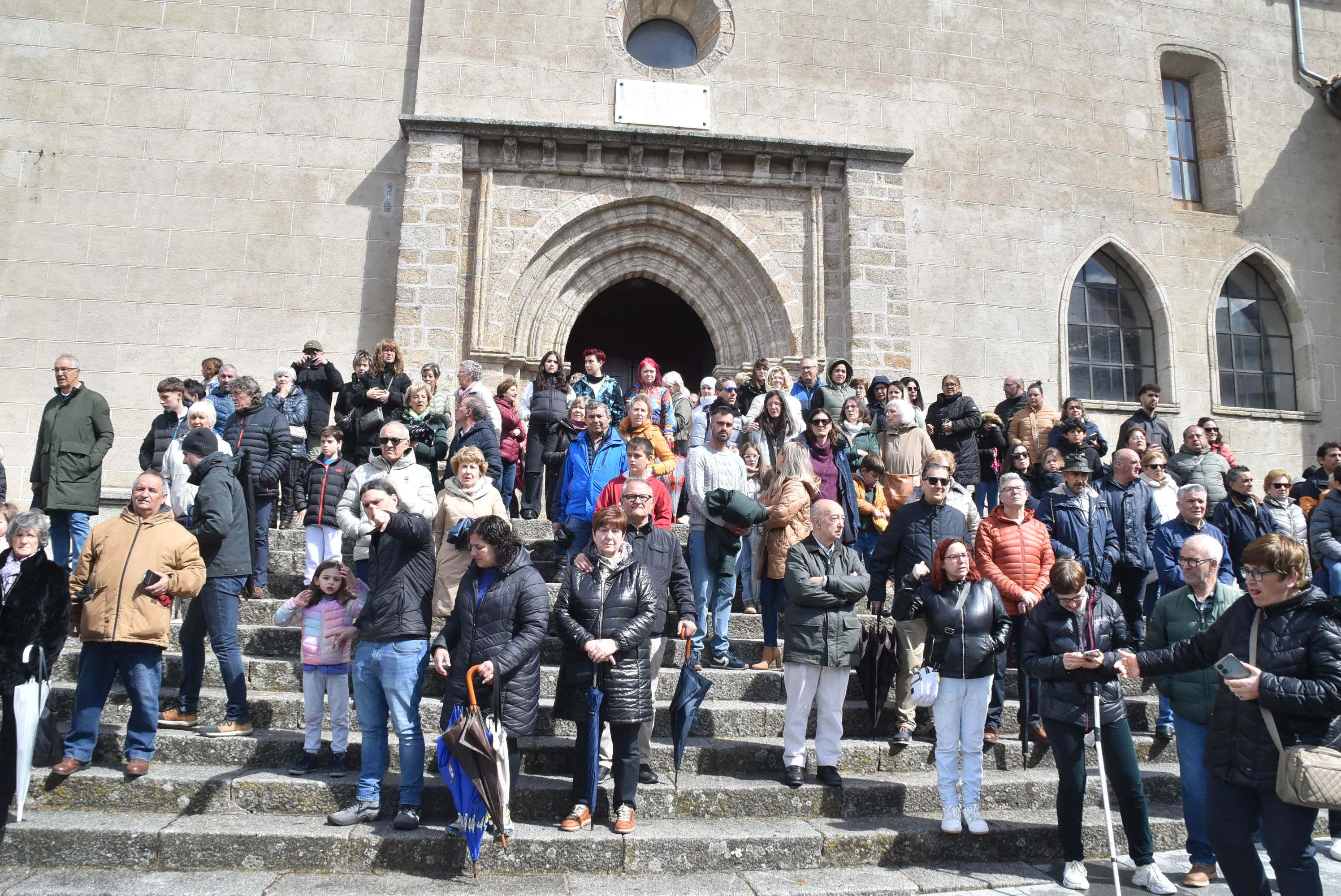 Béjar reta a la lluvia y escenifica la sentencia de Jesús en la Plaza Mayor