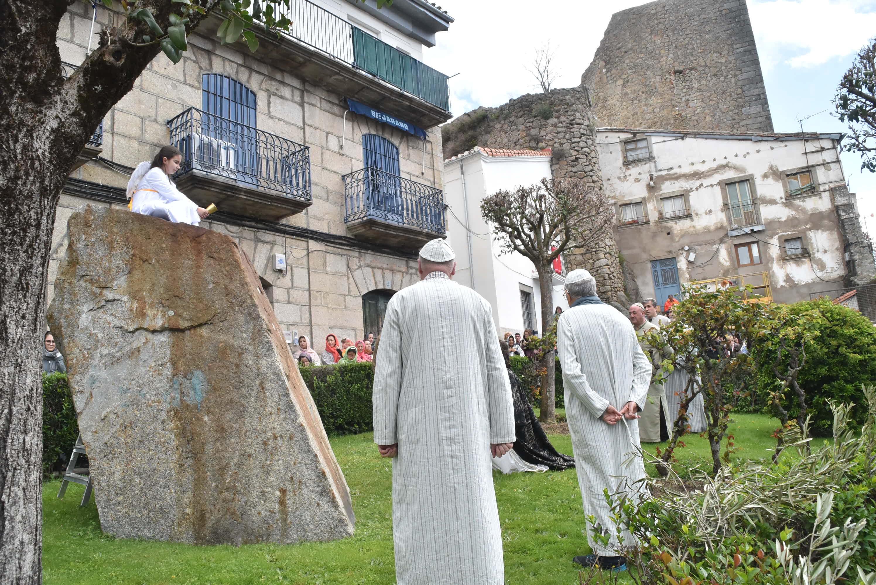 Béjar reta a la lluvia y escenifica la sentencia de Jesús en la Plaza Mayor