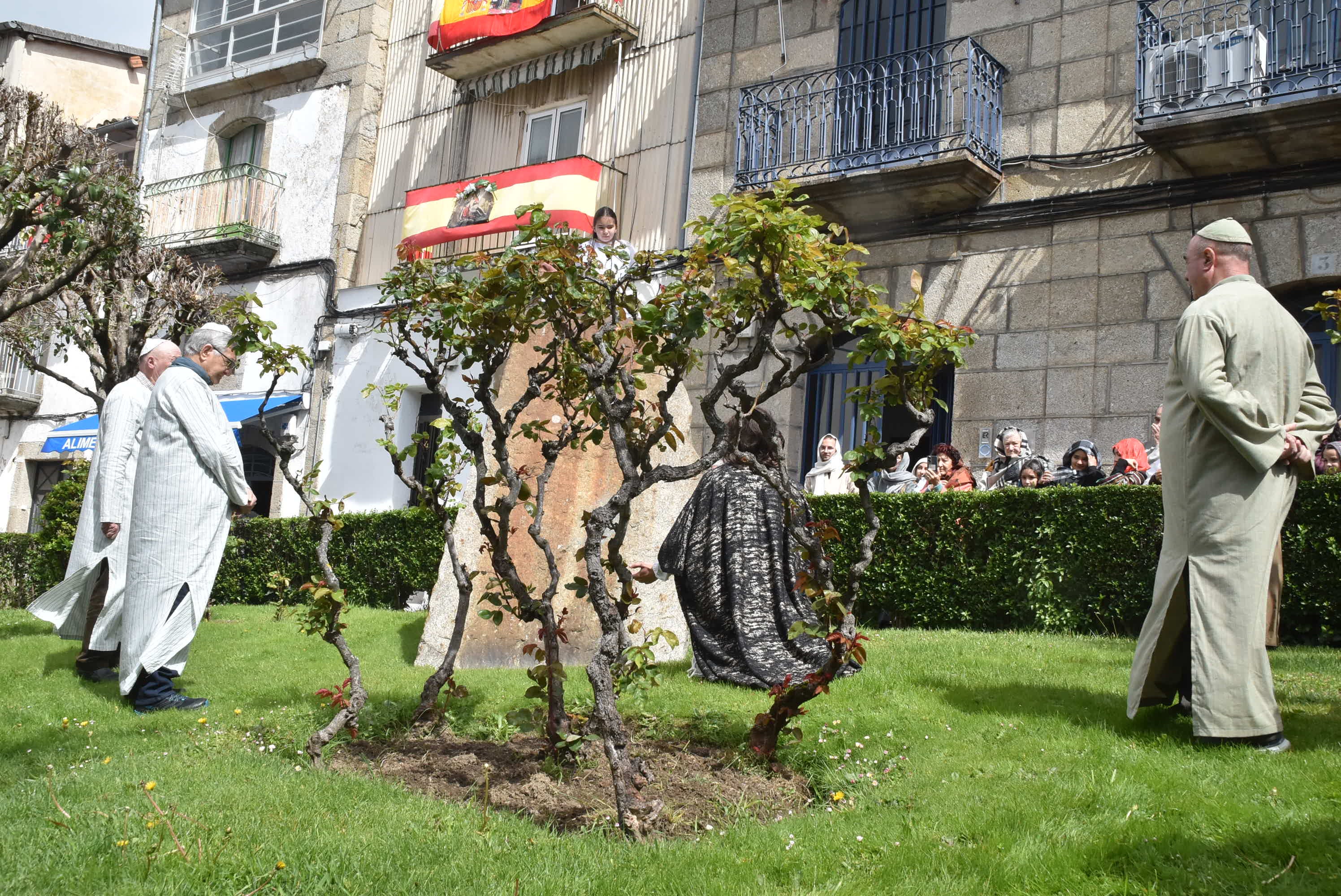 Béjar reta a la lluvia y escenifica la sentencia de Jesús en la Plaza Mayor