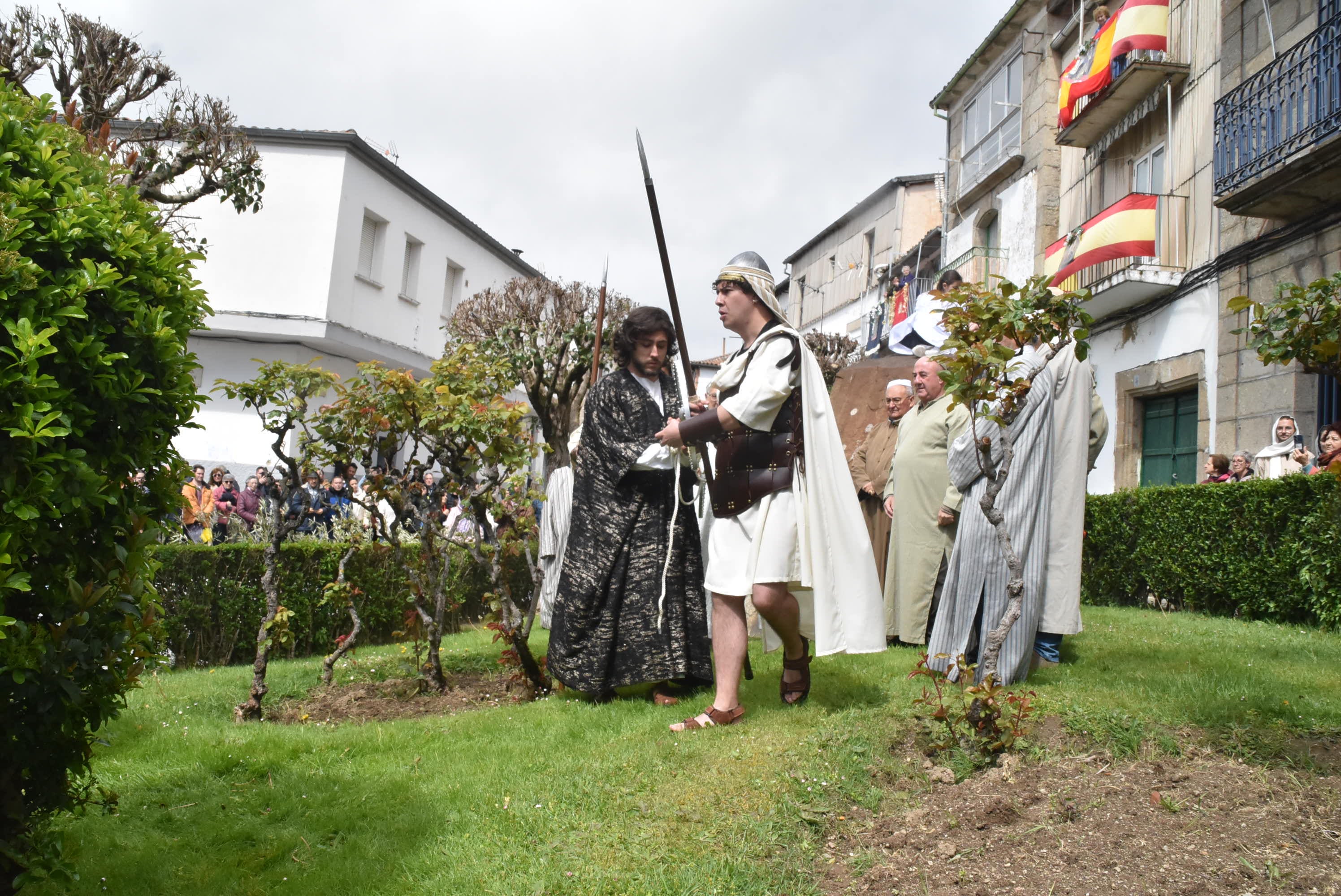 Béjar reta a la lluvia y escenifica la sentencia de Jesús en la Plaza Mayor