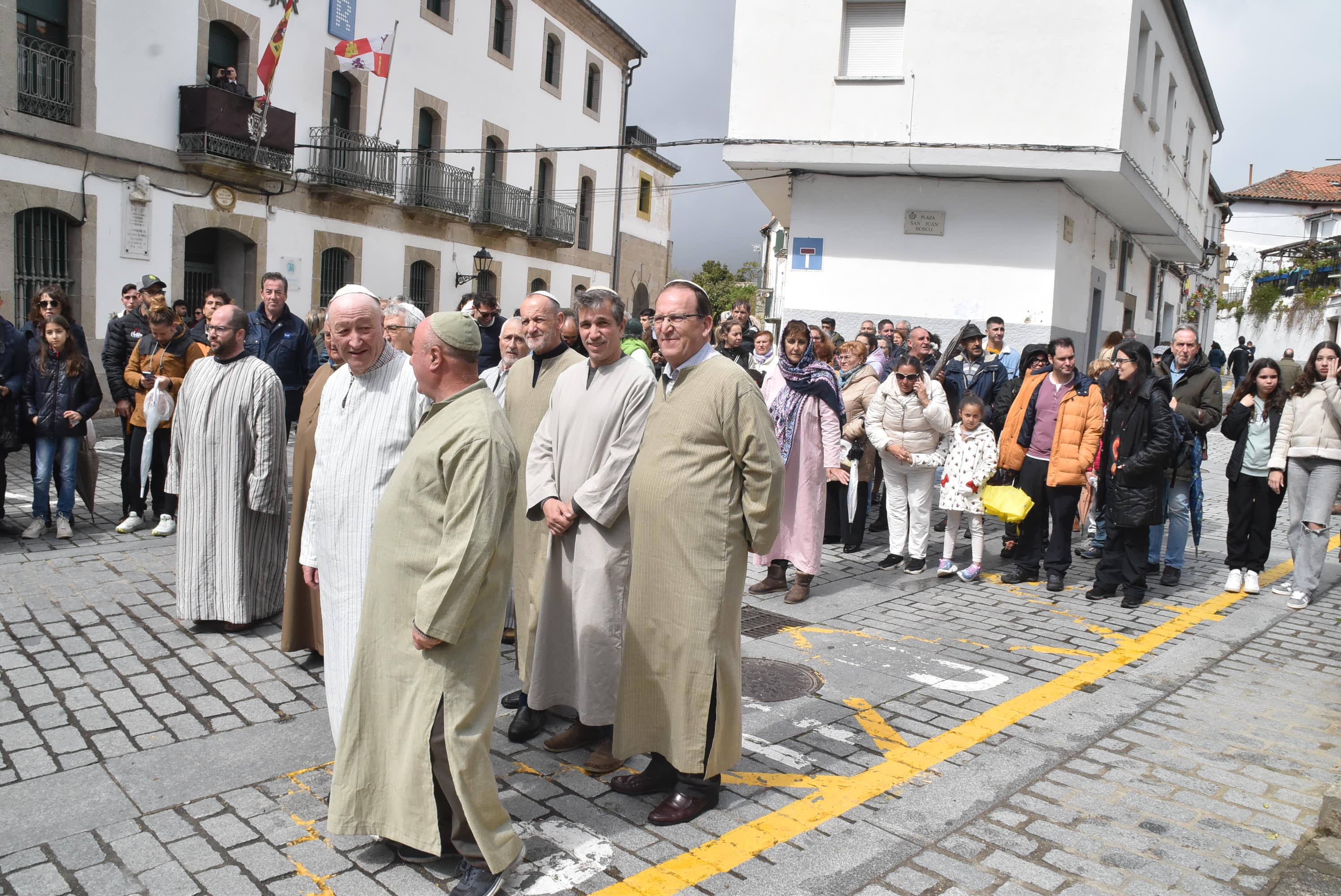 Béjar reta a la lluvia y escenifica la sentencia de Jesús en la Plaza Mayor