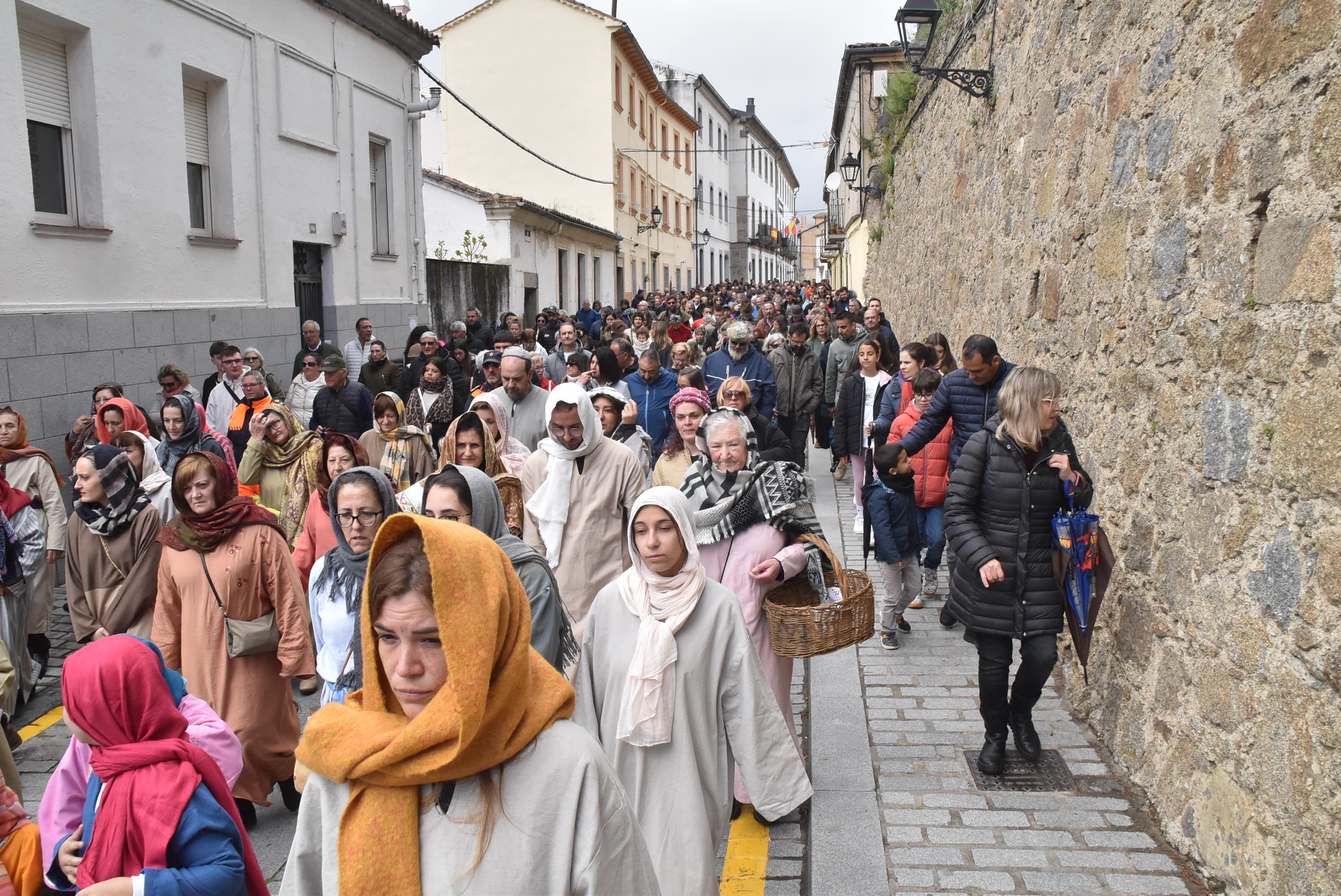 Béjar reta a la lluvia y escenifica la sentencia de Jesús en la Plaza Mayor