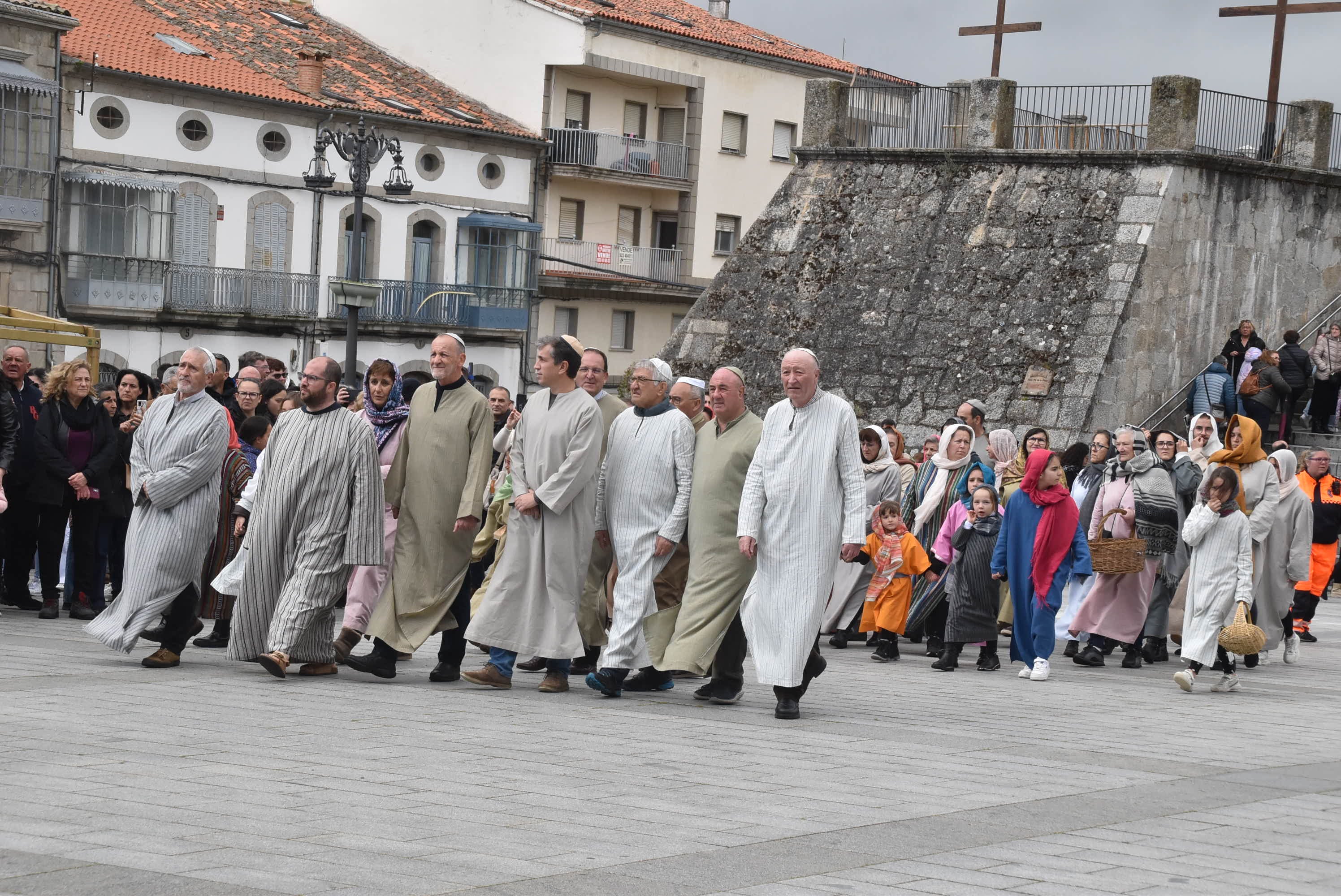 Béjar reta a la lluvia y escenifica la sentencia de Jesús en la Plaza Mayor
