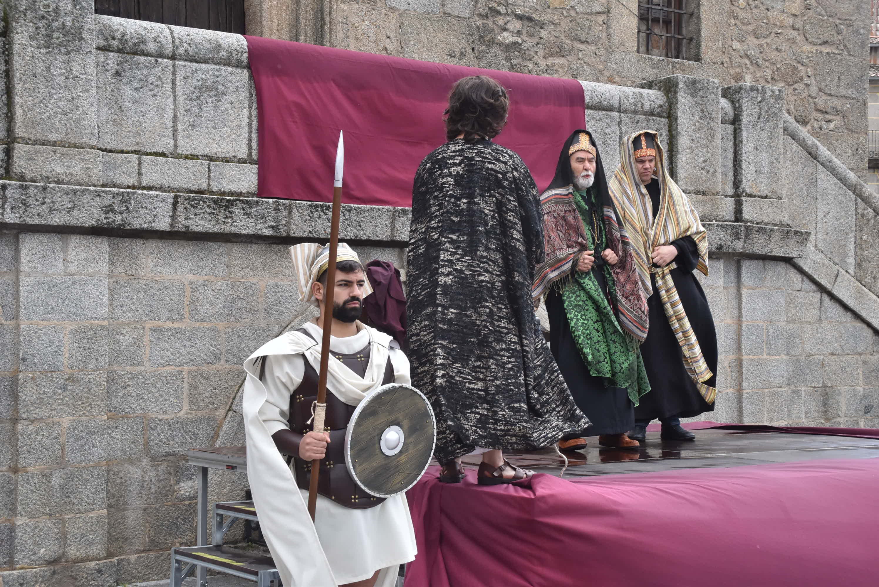 Béjar reta a la lluvia y escenifica la sentencia de Jesús en la Plaza Mayor