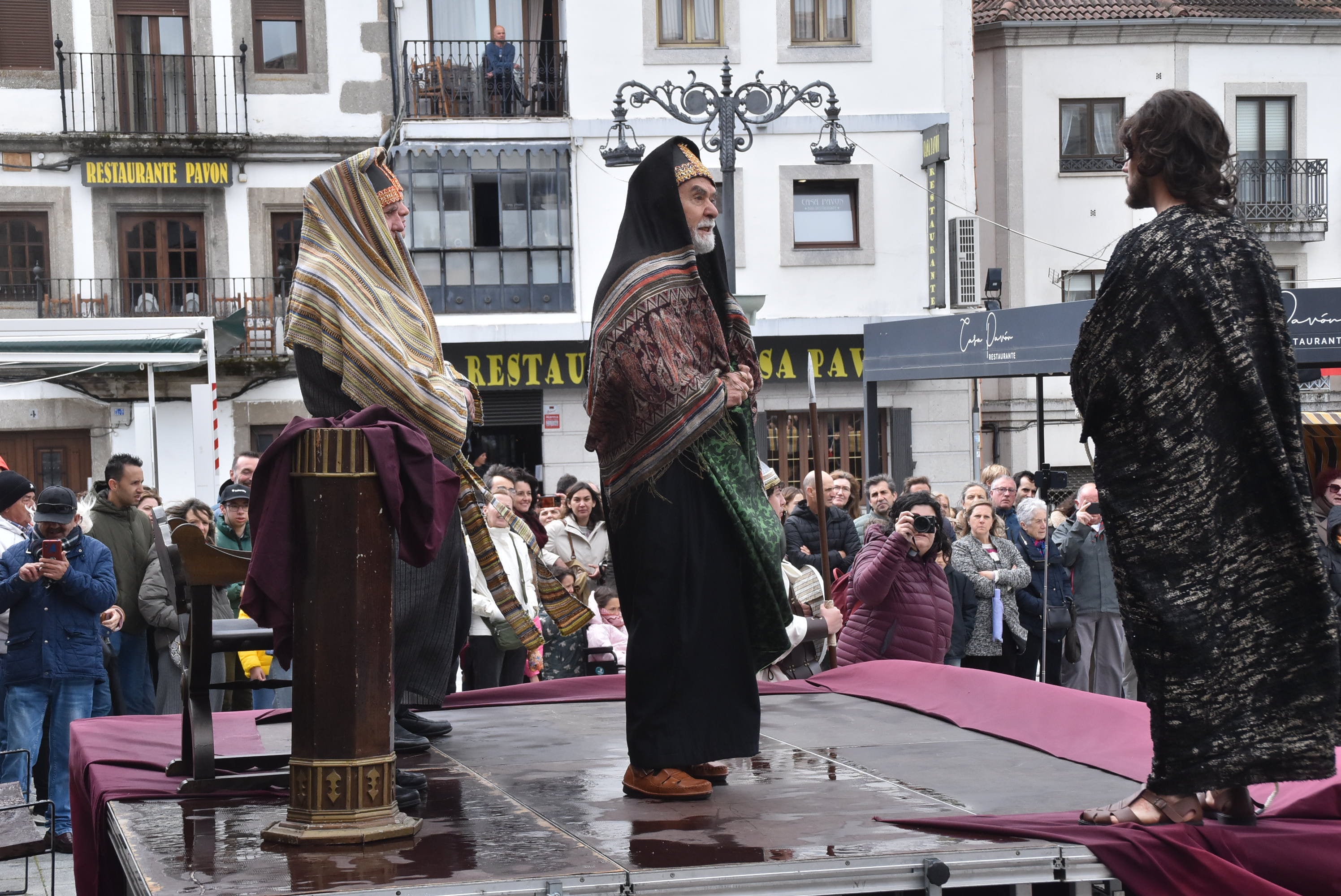 Béjar reta a la lluvia y escenifica la sentencia de Jesús en la Plaza Mayor