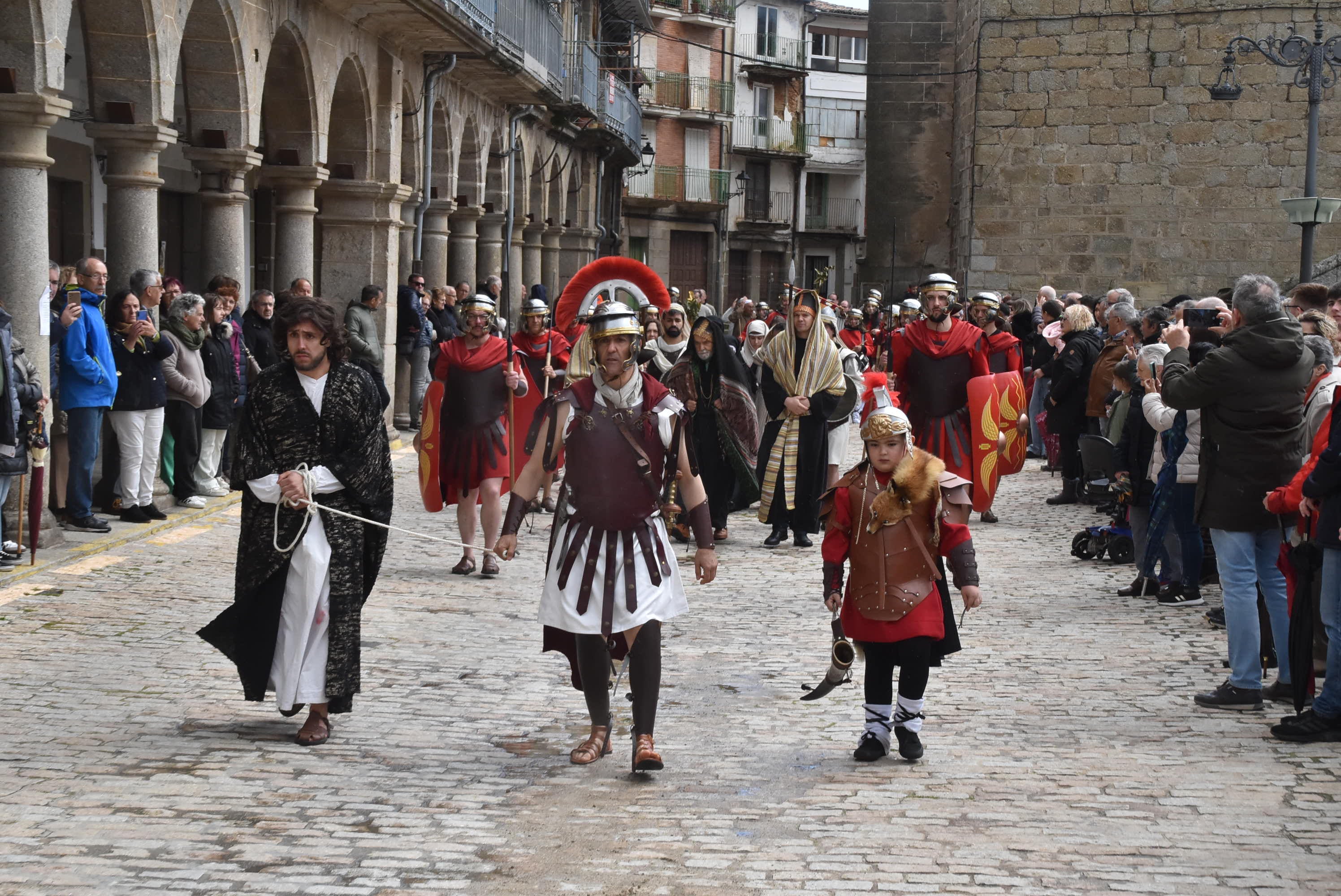 Béjar reta a la lluvia y escenifica la sentencia de Jesús en la Plaza Mayor