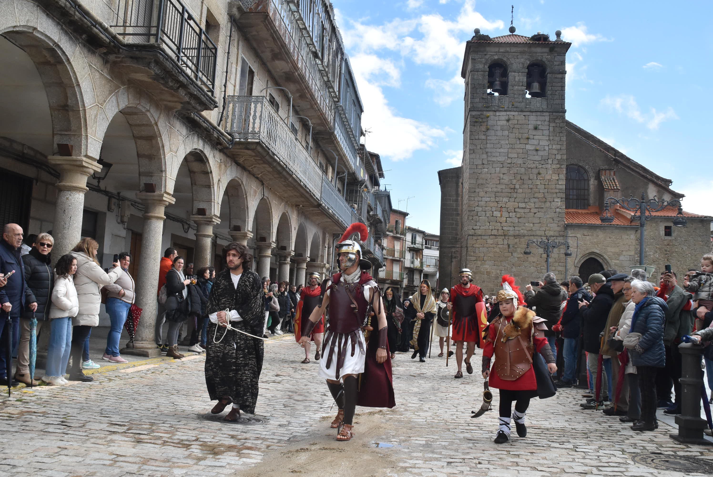 Béjar reta a la lluvia y escenifica la sentencia de Jesús en la Plaza Mayor
