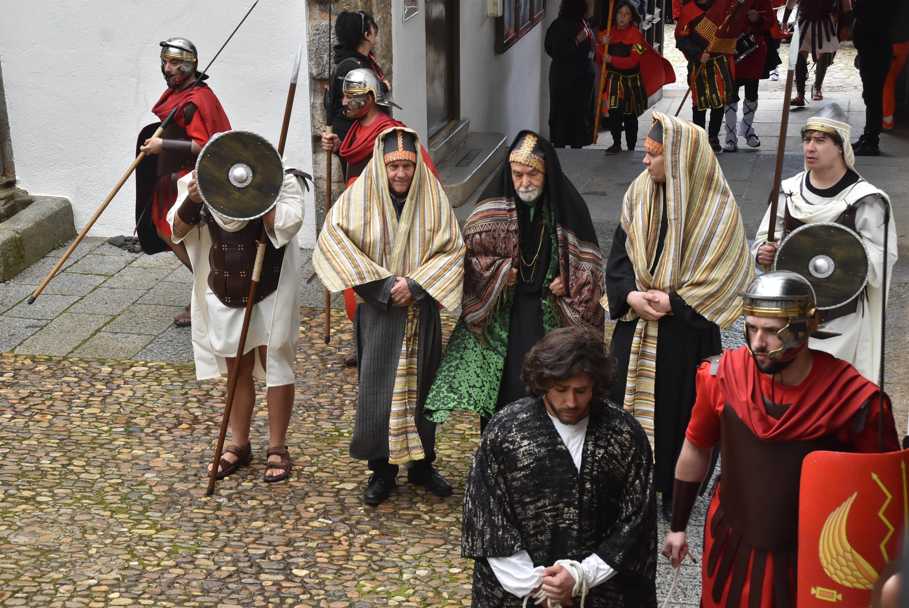 Béjar reta a la lluvia y escenifica la sentencia de Jesús en la Plaza Mayor