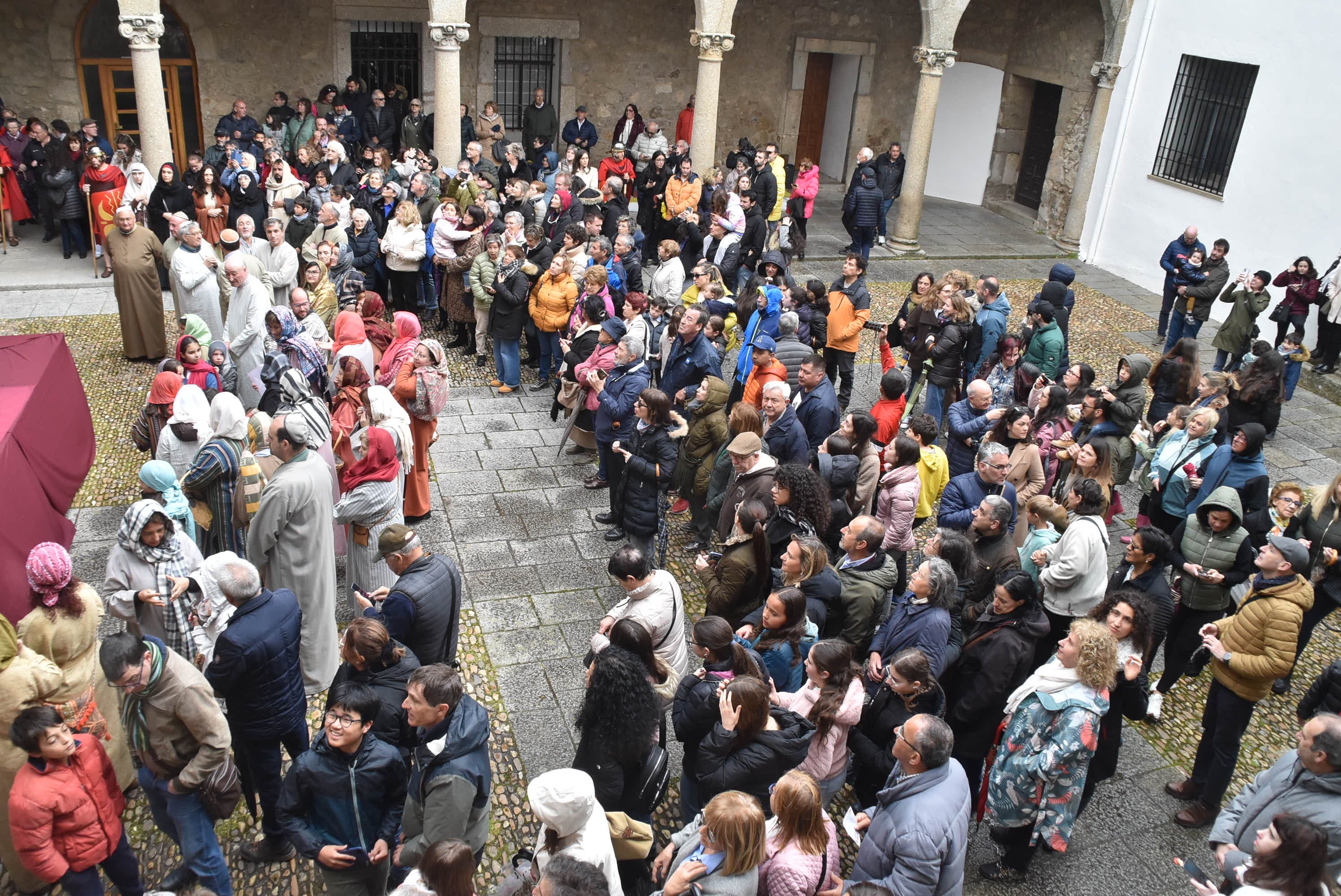 Béjar reta a la lluvia y escenifica la sentencia de Jesús en la Plaza Mayor